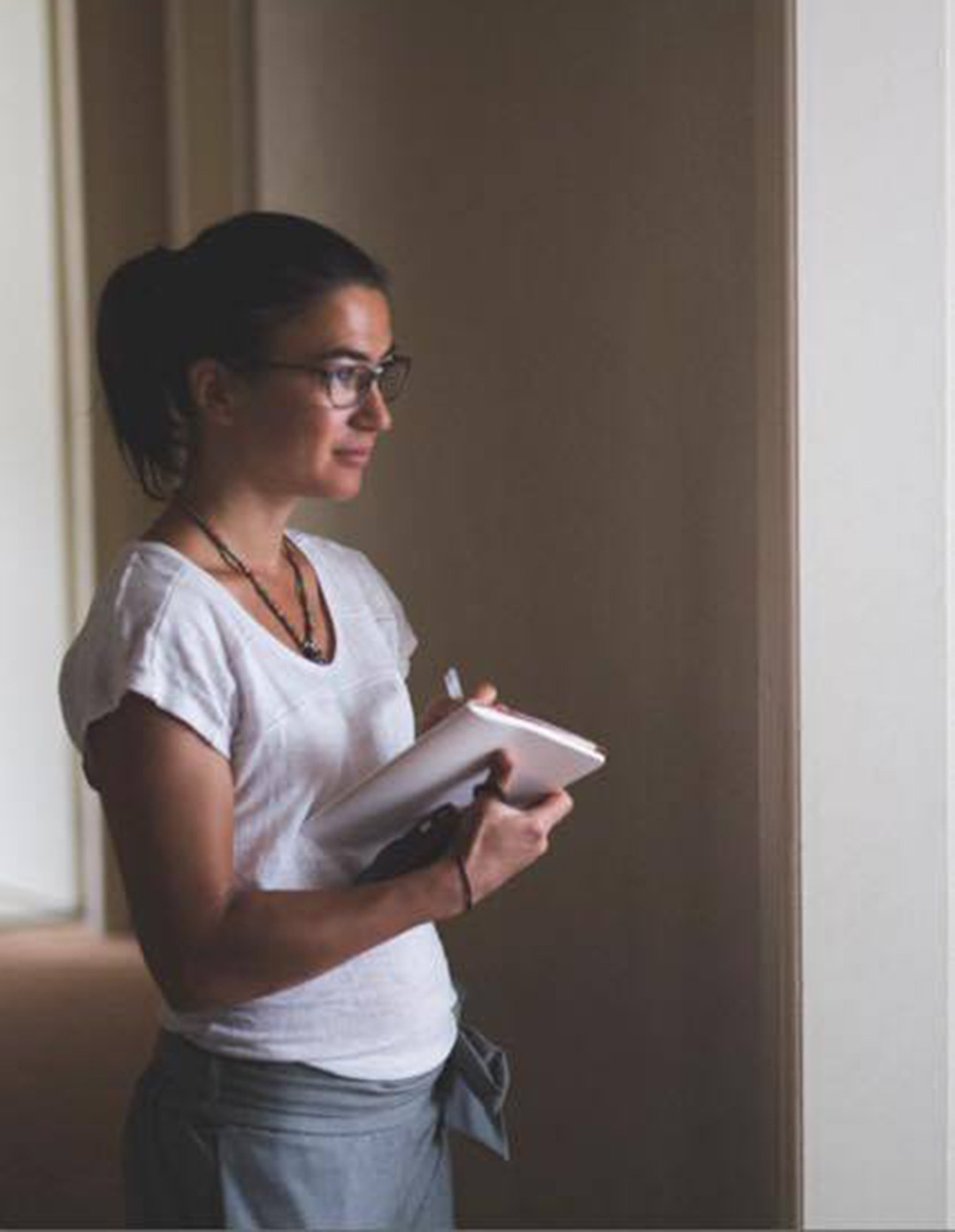 Portrait en photo de laurence le chau en train de dessiner