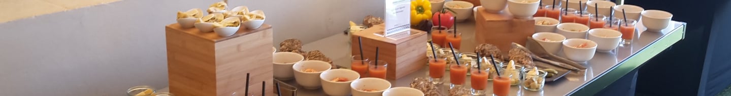 Buffet lors d'un cocktail dinatoire