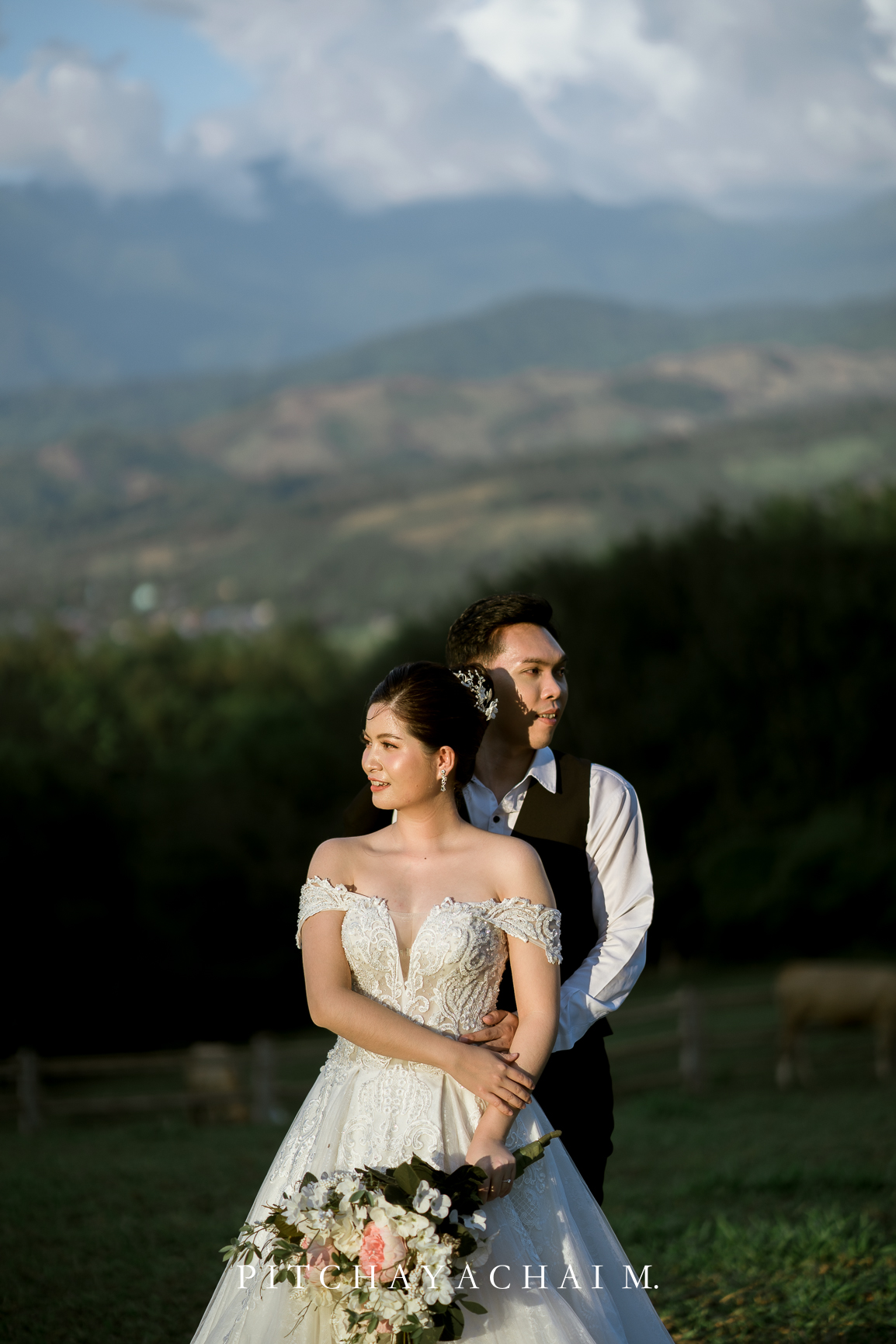 ภาพพรีเวดดิ้งคู่รักกลางธรรมชาติ จังหวัดน่าน ถ่ายโดย Photonan Photography ช่างภาพพรีเวดดิ้ง น่าน