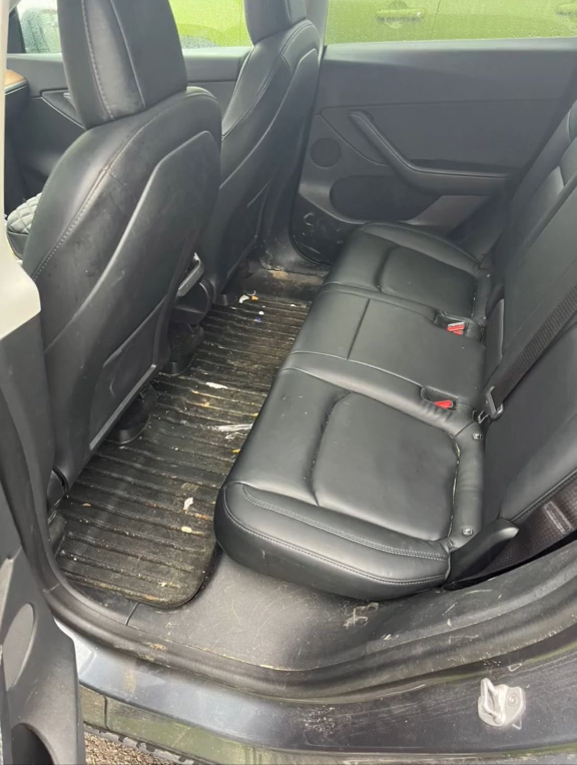 sol voiture intérieur sale