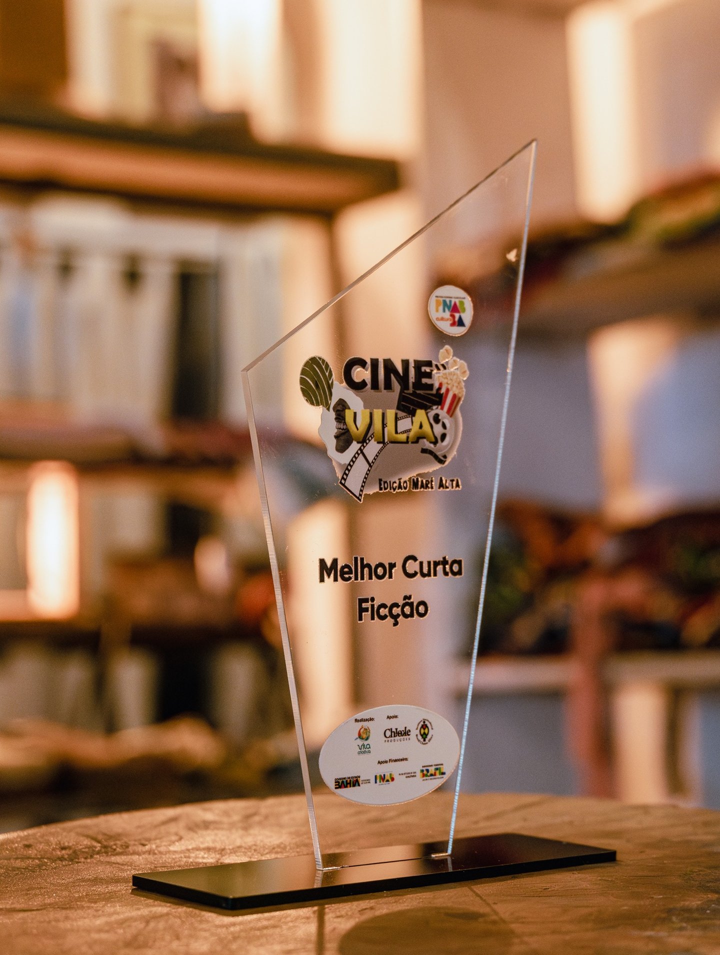 Imagem de troféu transparente com fundo desfocado