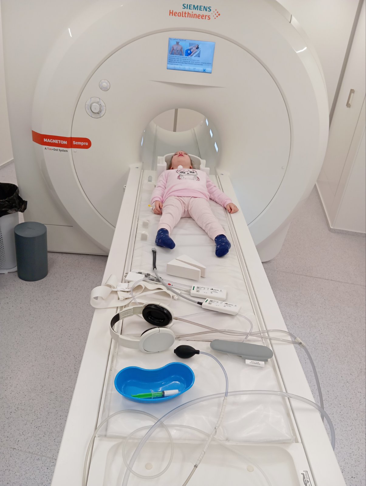 дитина на у МРТ, у лікарні