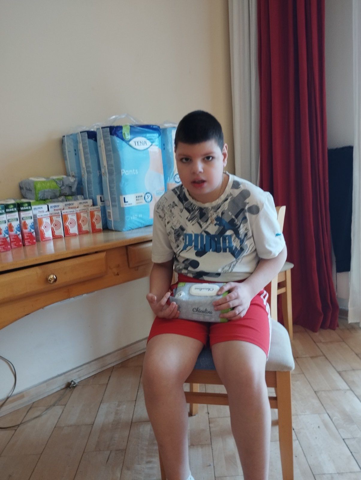 хлопчик сидить на стільці з вологими серветками