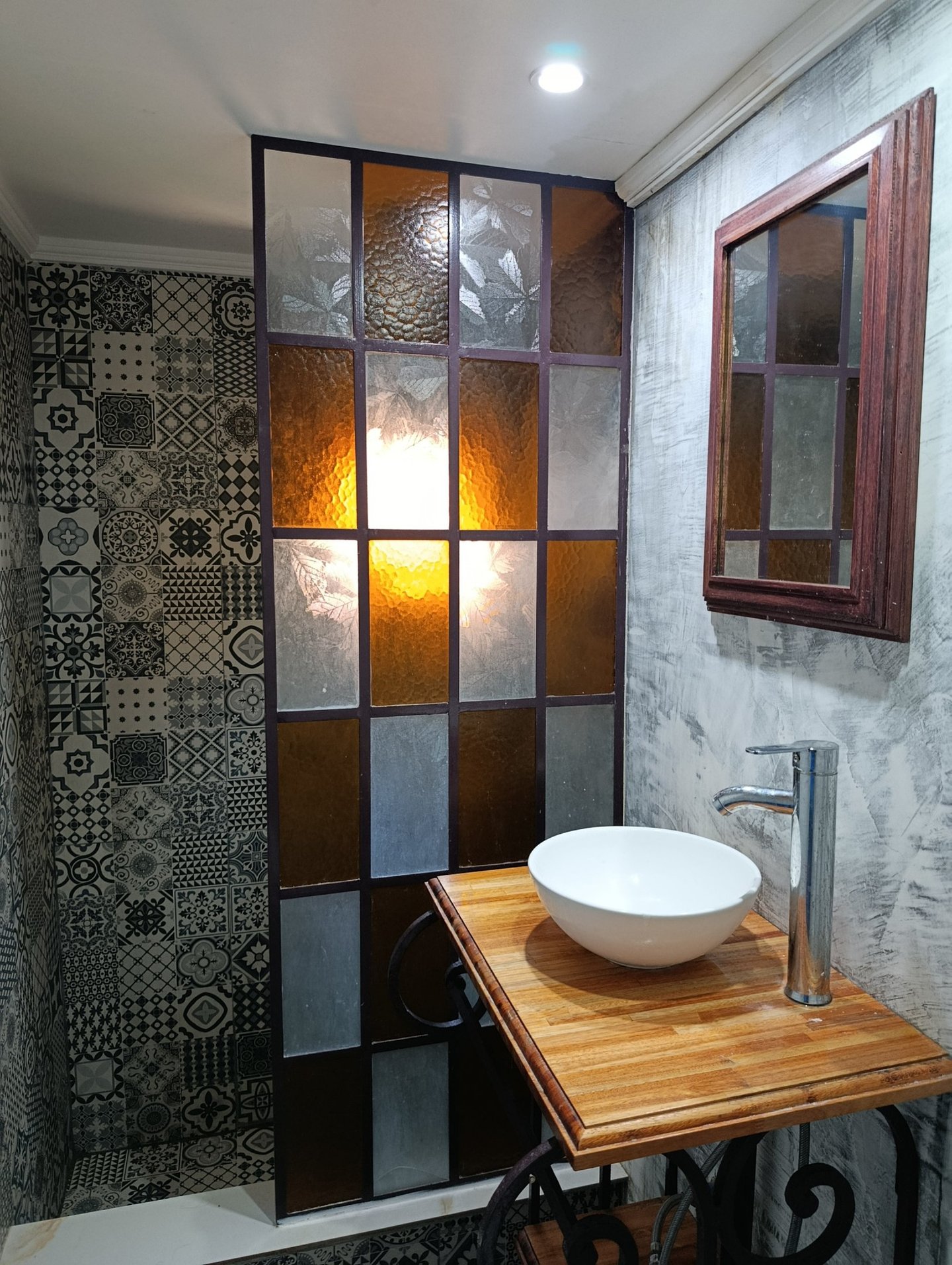 Baño moderno con ducha y lavabo