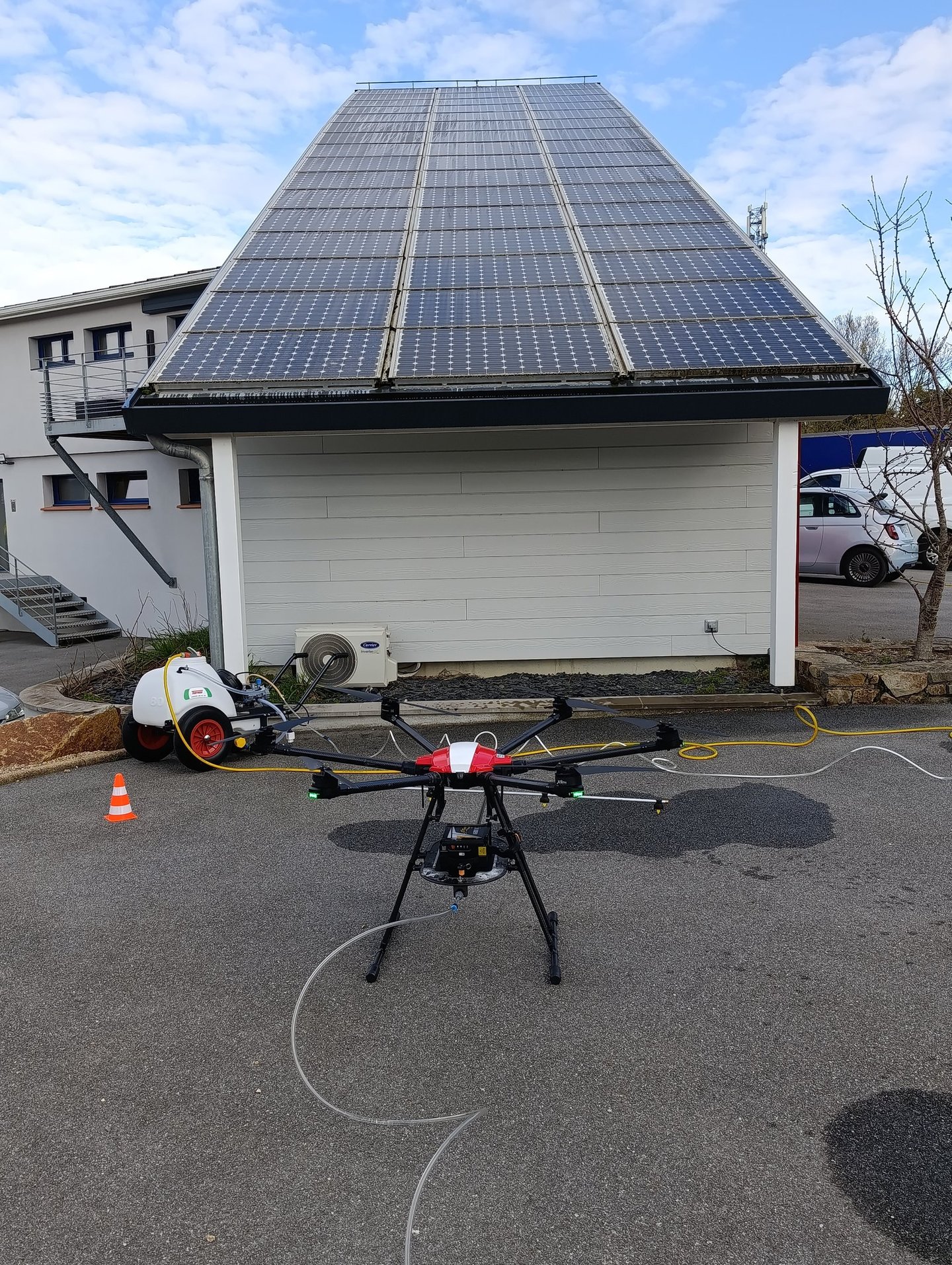 Le drone de pulvérisation prêt à remplir sa mission