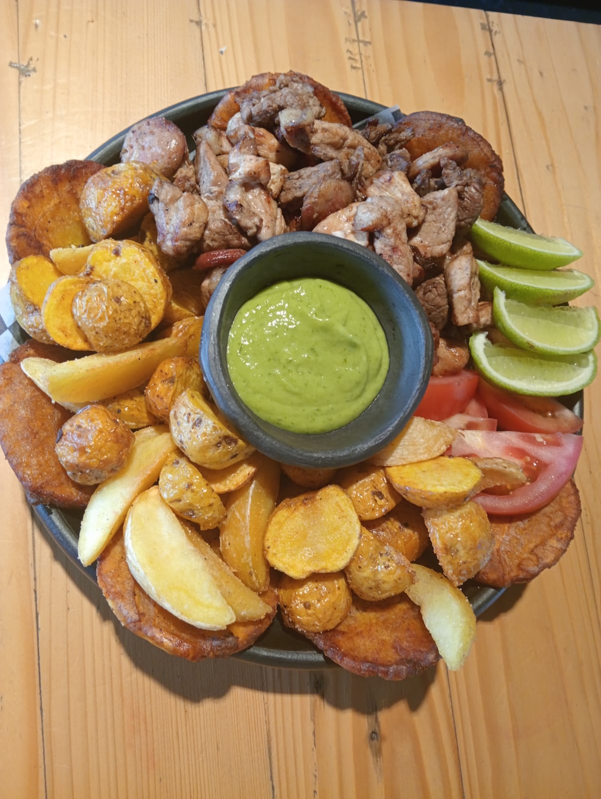 Picada de carne, papas y guacamole en el Restaurante Beer and Burger