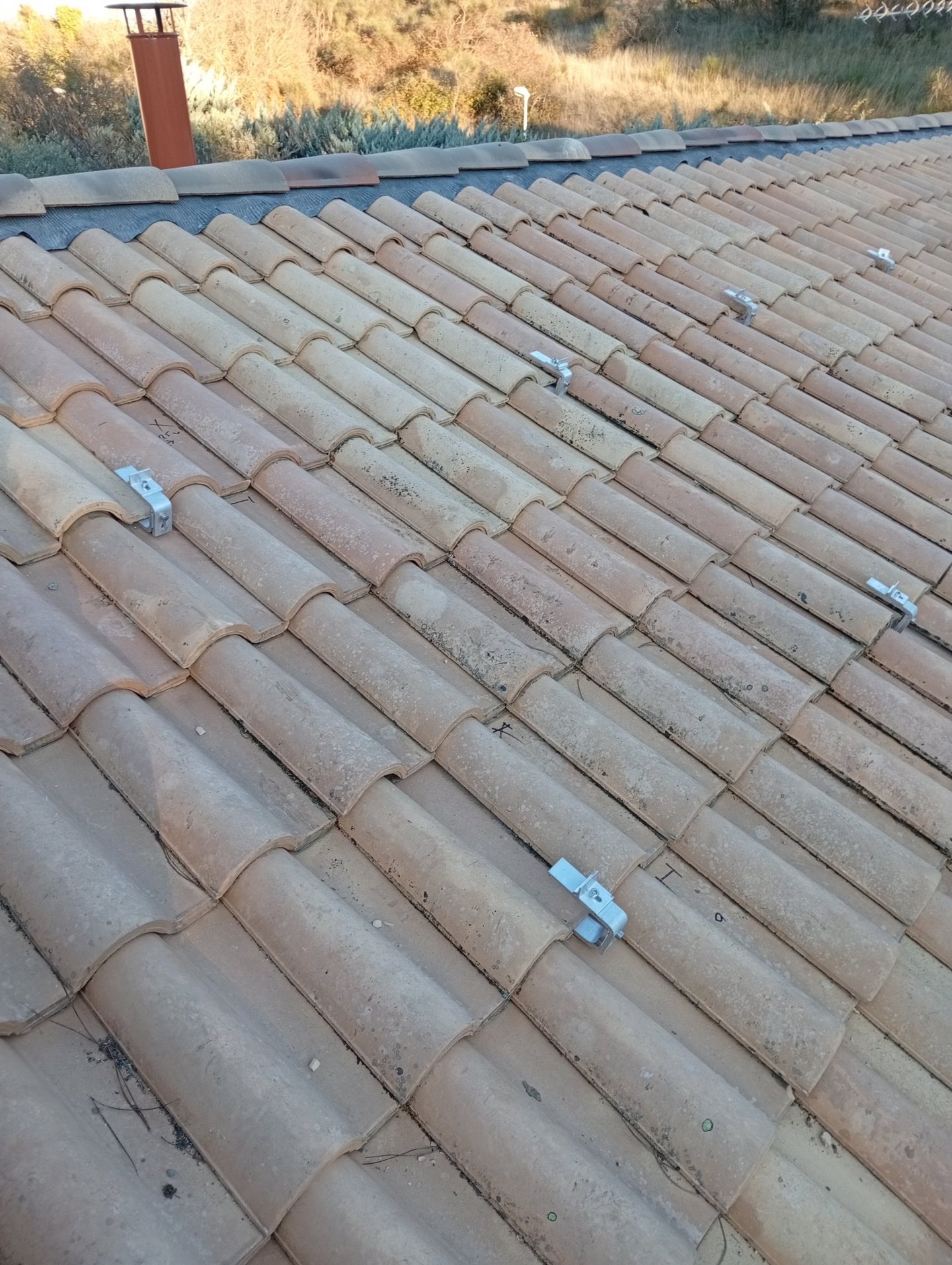 Crochets photovoltaïques intégrés sous les tuiles pour préserver l’étanchéité de la toiture