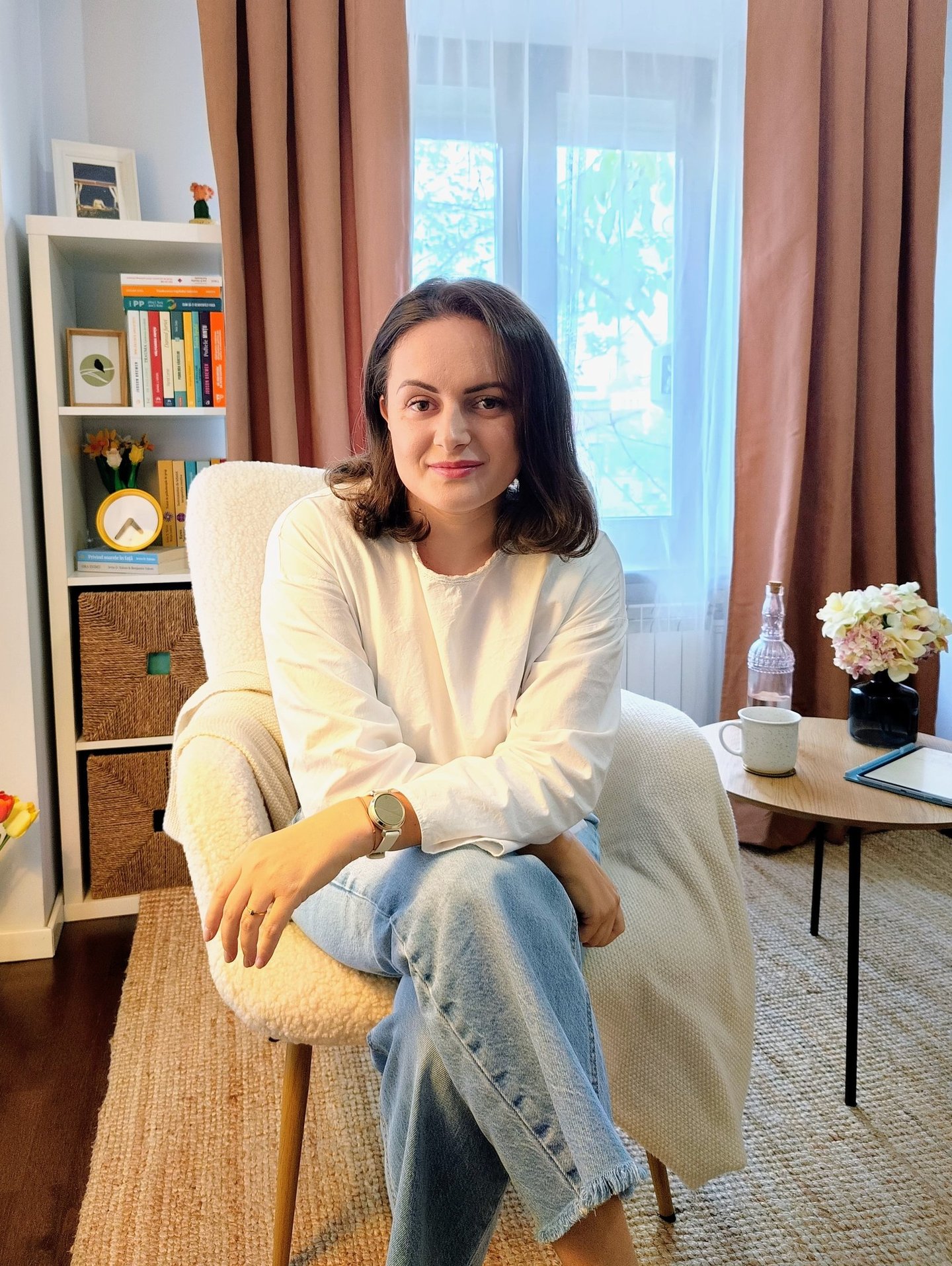 Alina Diaconu, psihoterapeut acreditat în București, în cabinetul său.