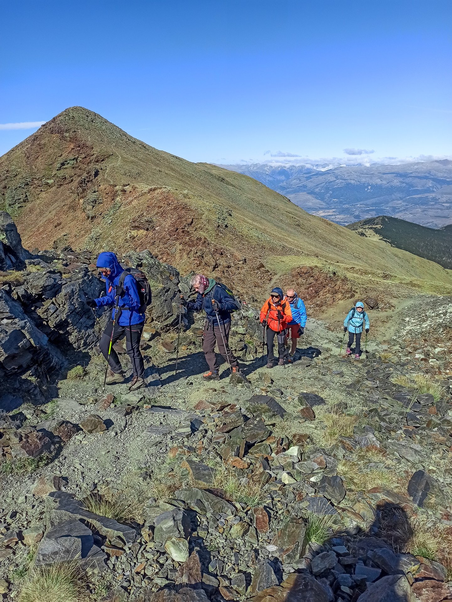 grupo caminando en la montaña