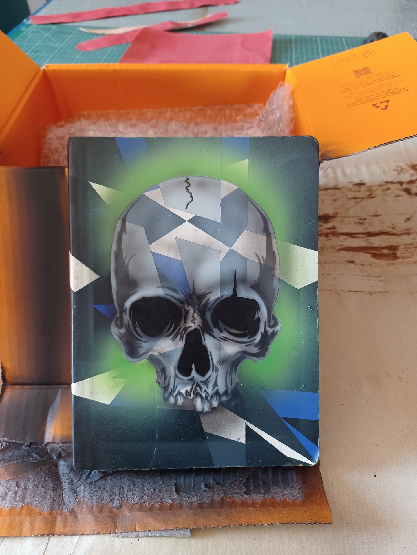 Totenschädel auf Skizzenbuch. Airbrushübung vom Leder Loho aus Angelbachatl