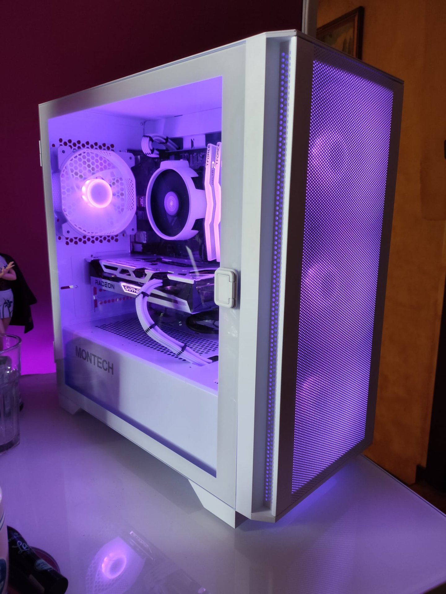 Computador budger todo branco com RGB Rosa montado pela MKBuilds