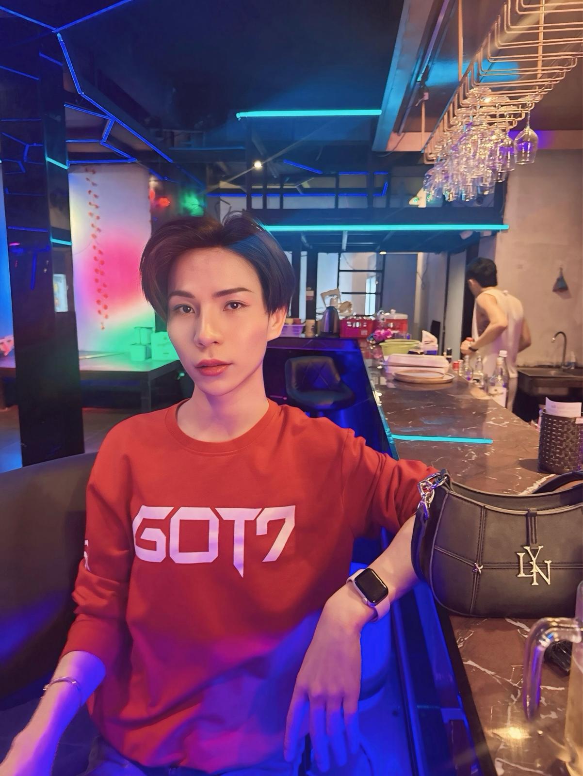 Pattaya home massage therapist sat in a bar in Pattaya