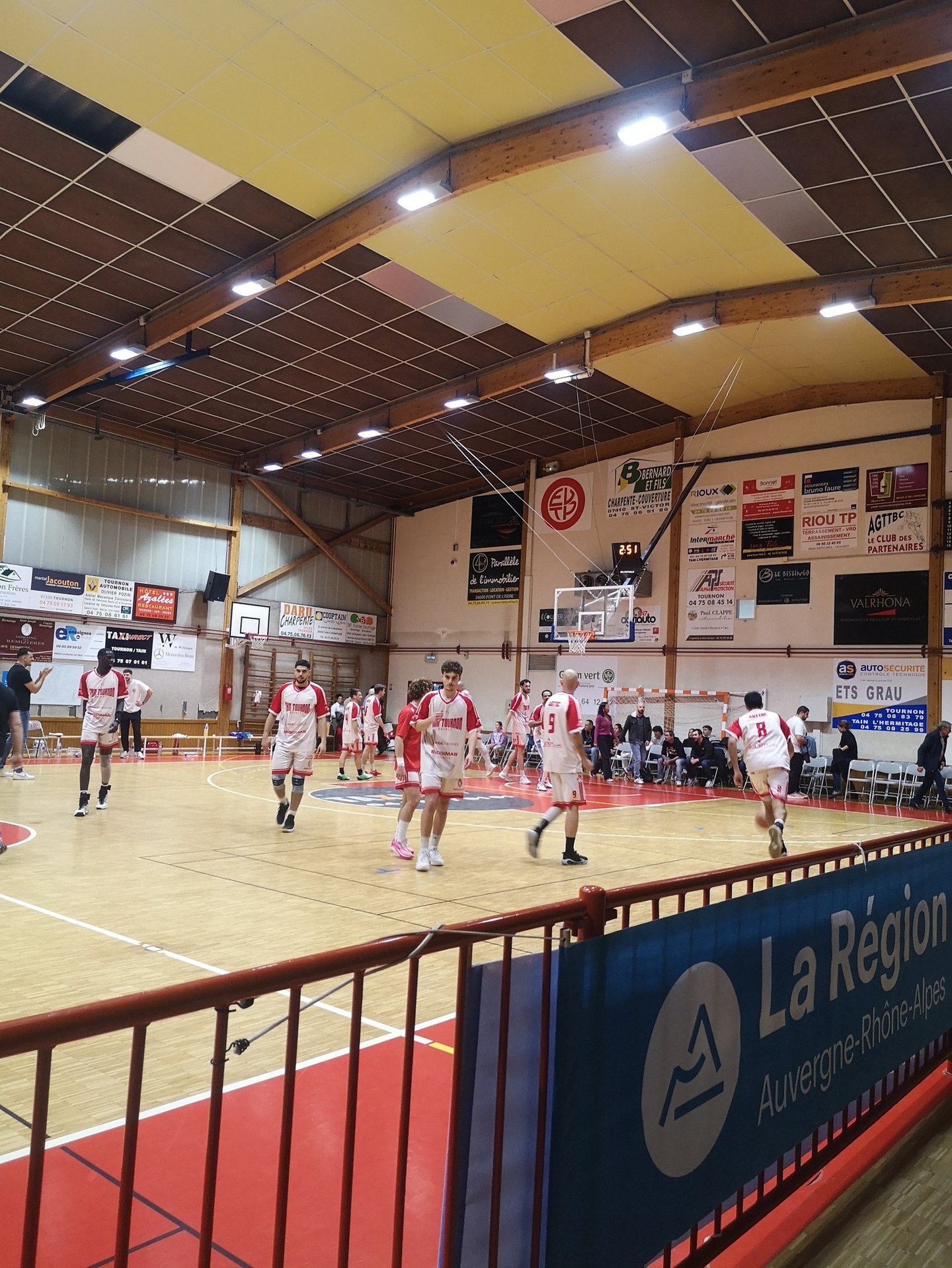Echauffement d'un match de basket de l'AGTTBC