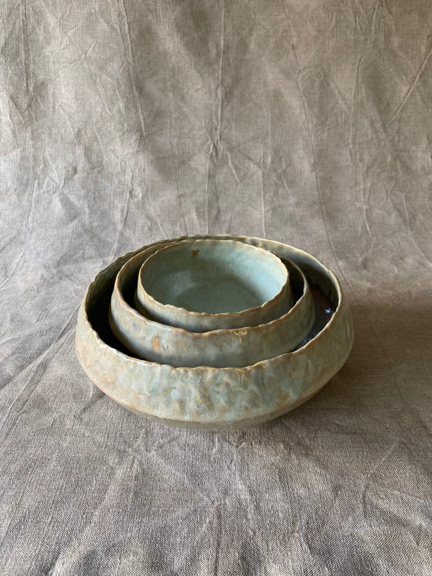 série de plats de sevice pincés et turquoises