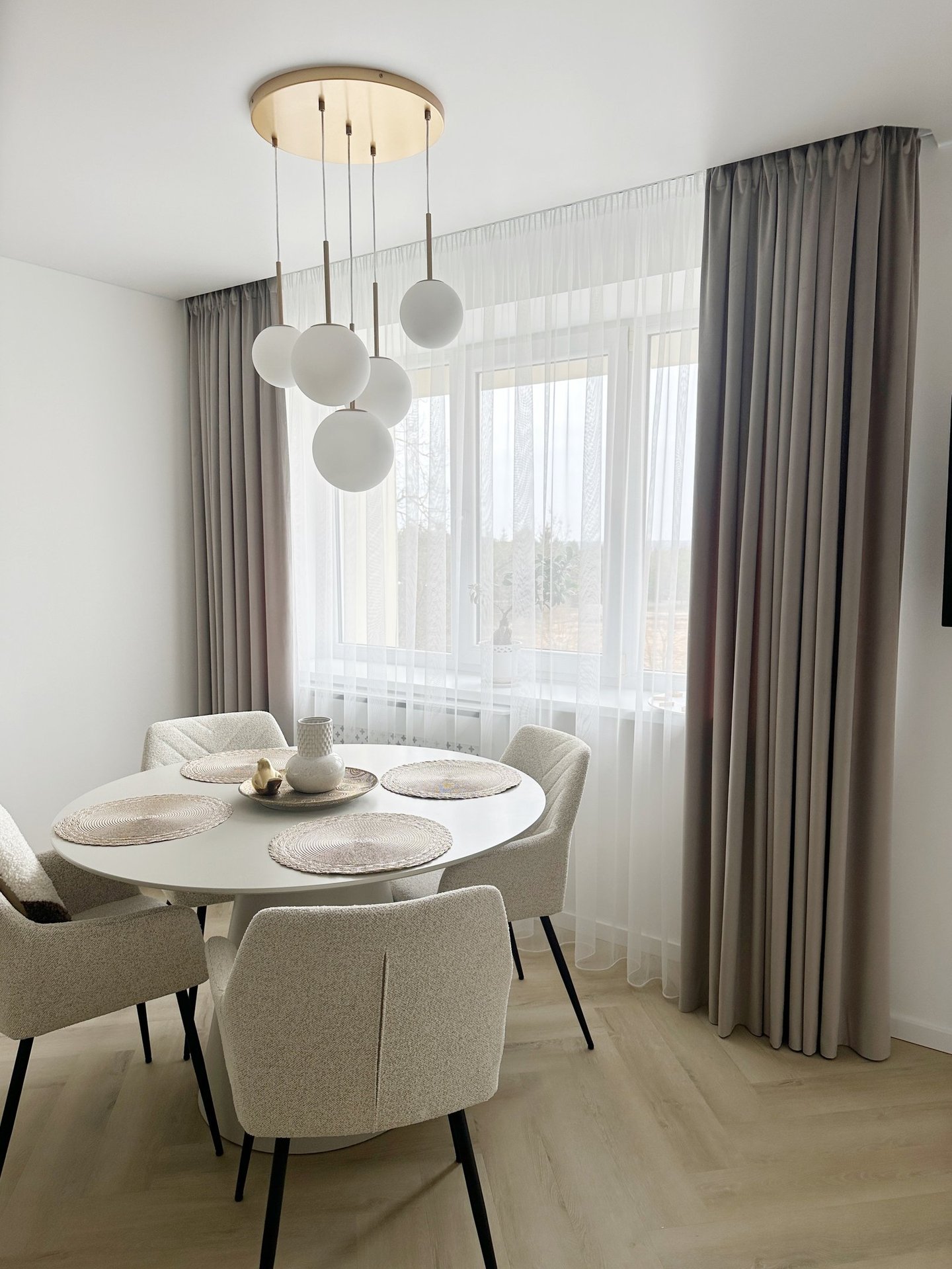 šviesus interjeras ir prie jo derančios užuolaidos