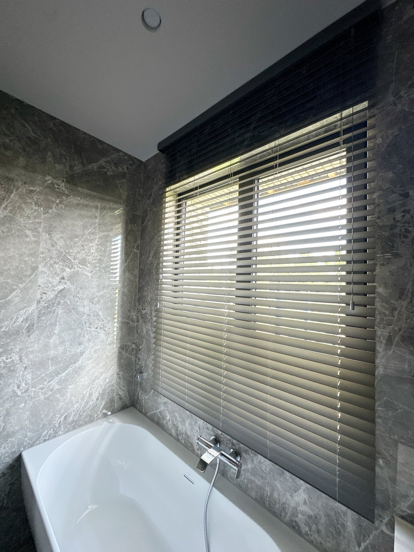 medžio imitacijos žaliuzės voniai