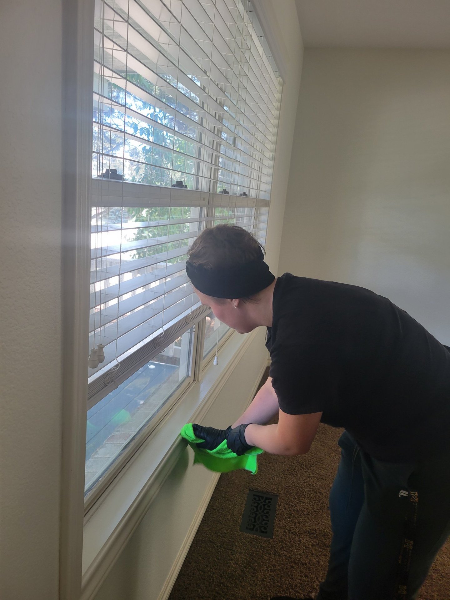 Move in/move out organic cleaning: King Organic Clean: Employee cleaning a move out/ move in window