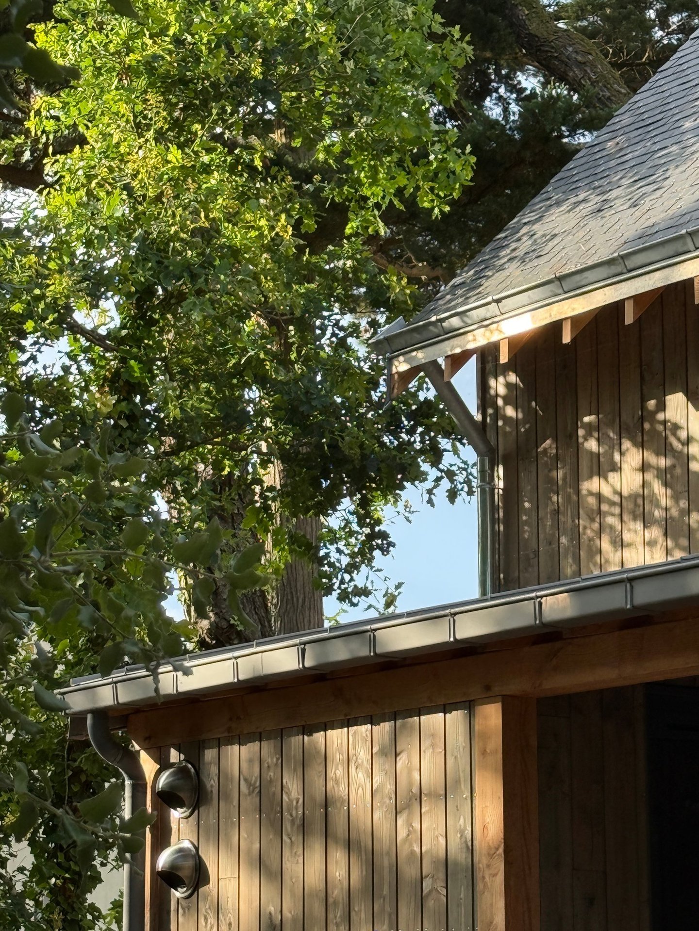 Bardage bois douglas, gouttières zinc naturel, maison ossature bois Baden Morbihan