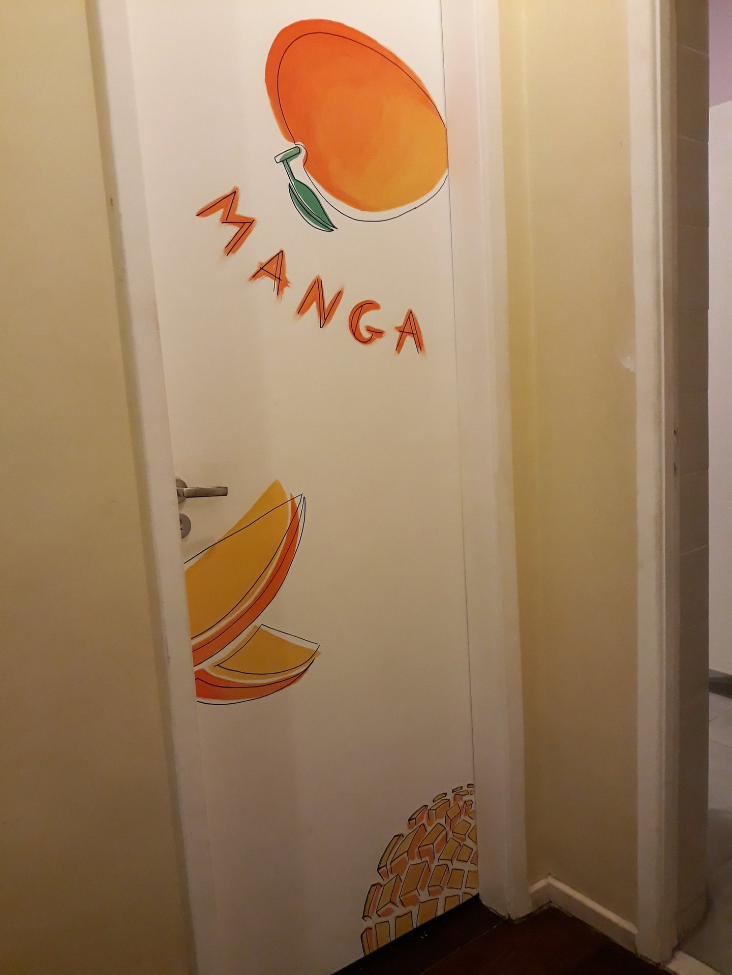 fresque porte hostel brésil