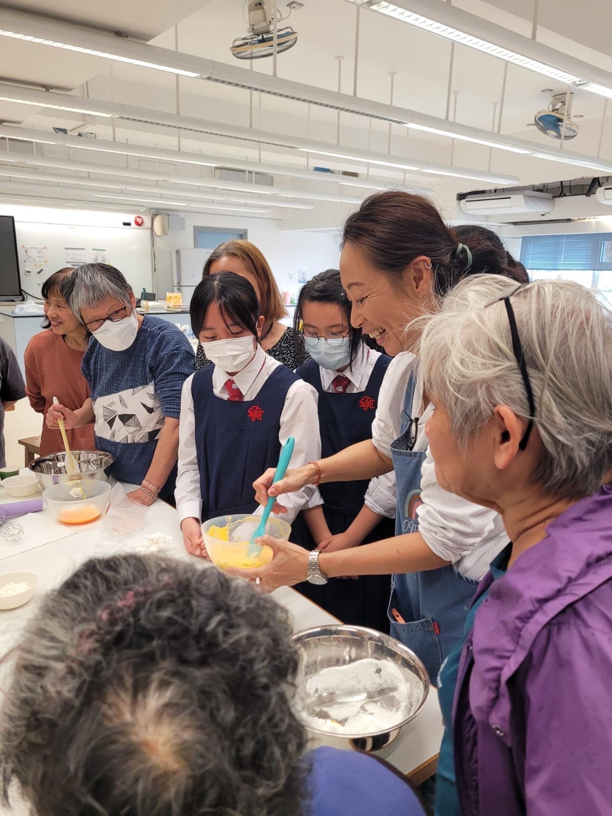 跨代共融烘焙活動學生與長者一起製作甜品