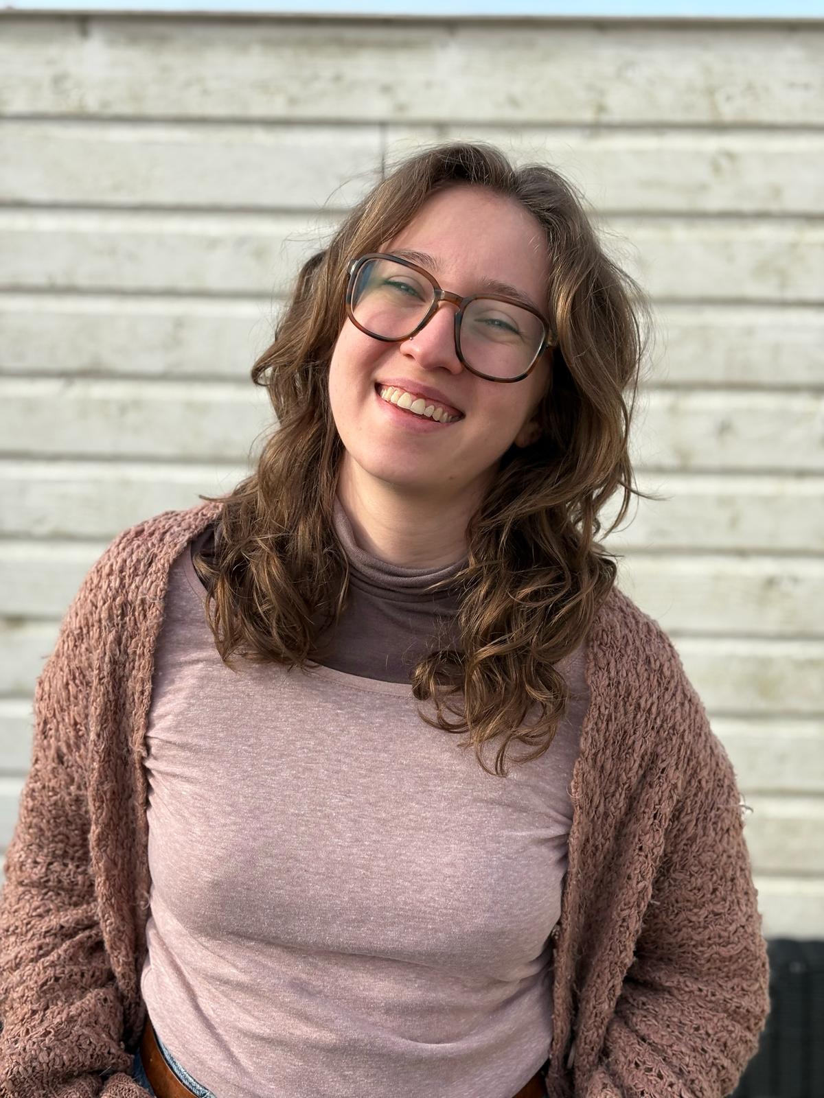 Frau mit Brille und Cadigan