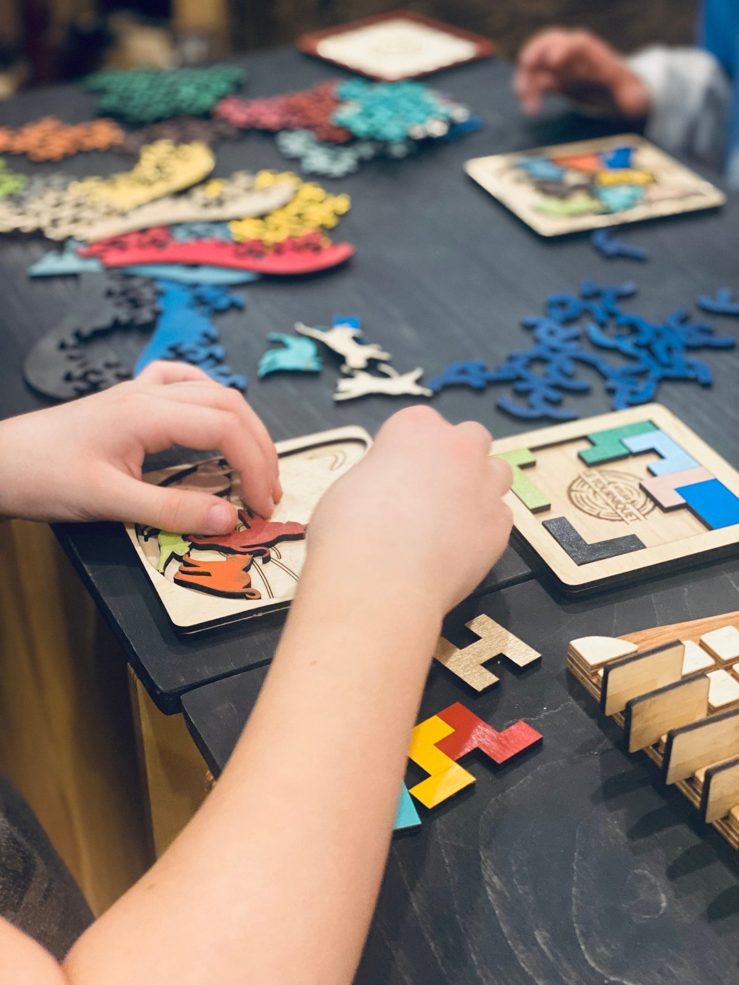 On s'amuse à un kiosque d'un artisan.