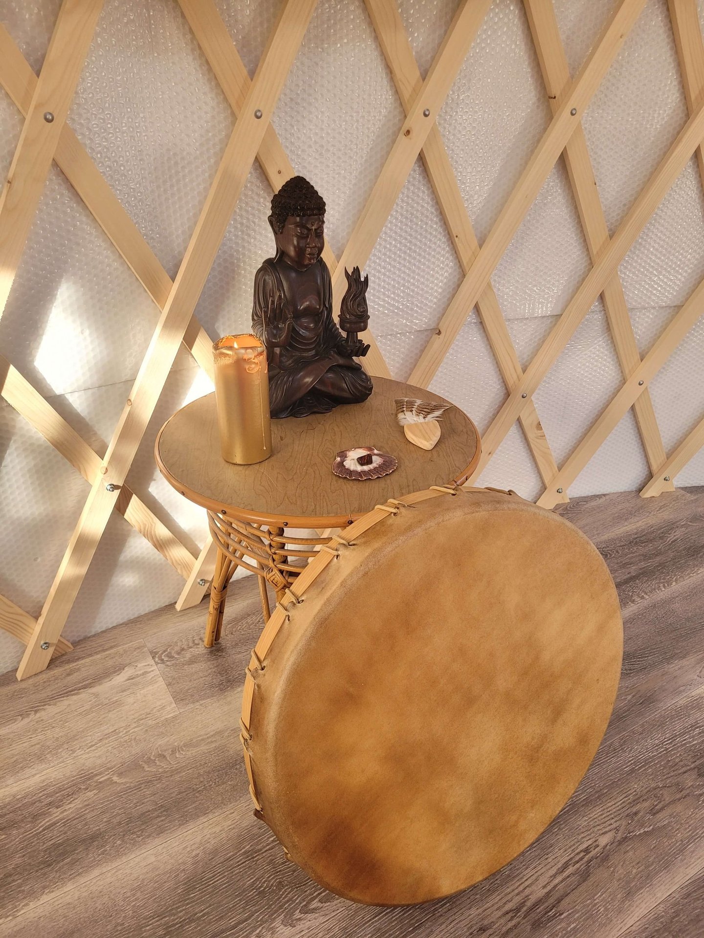 autel bouddha bougie main de plumes et tambour chamanique