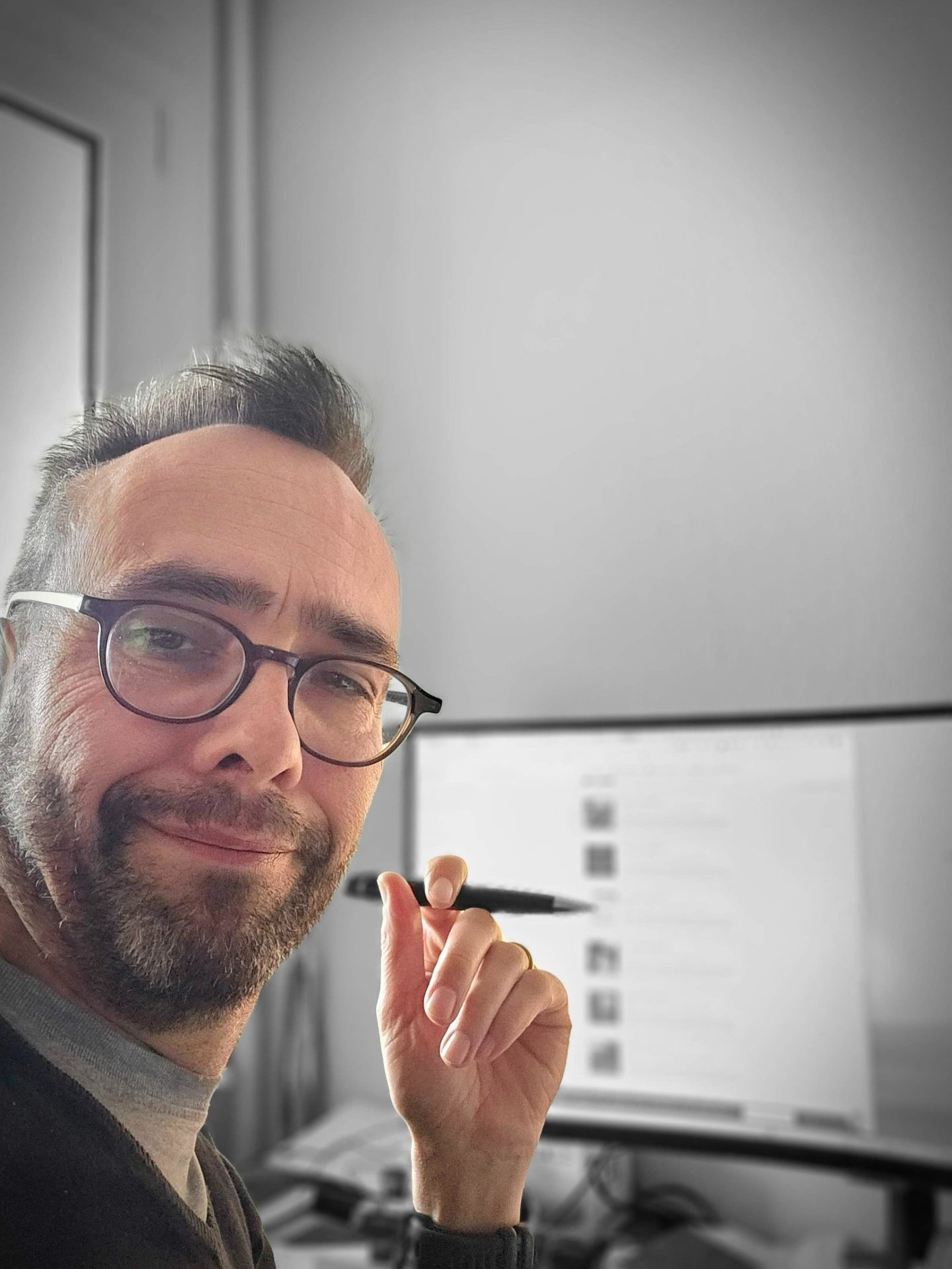 Portrait de moi, Olivier Pion à mon bureau, travaillant sur une étude complexe