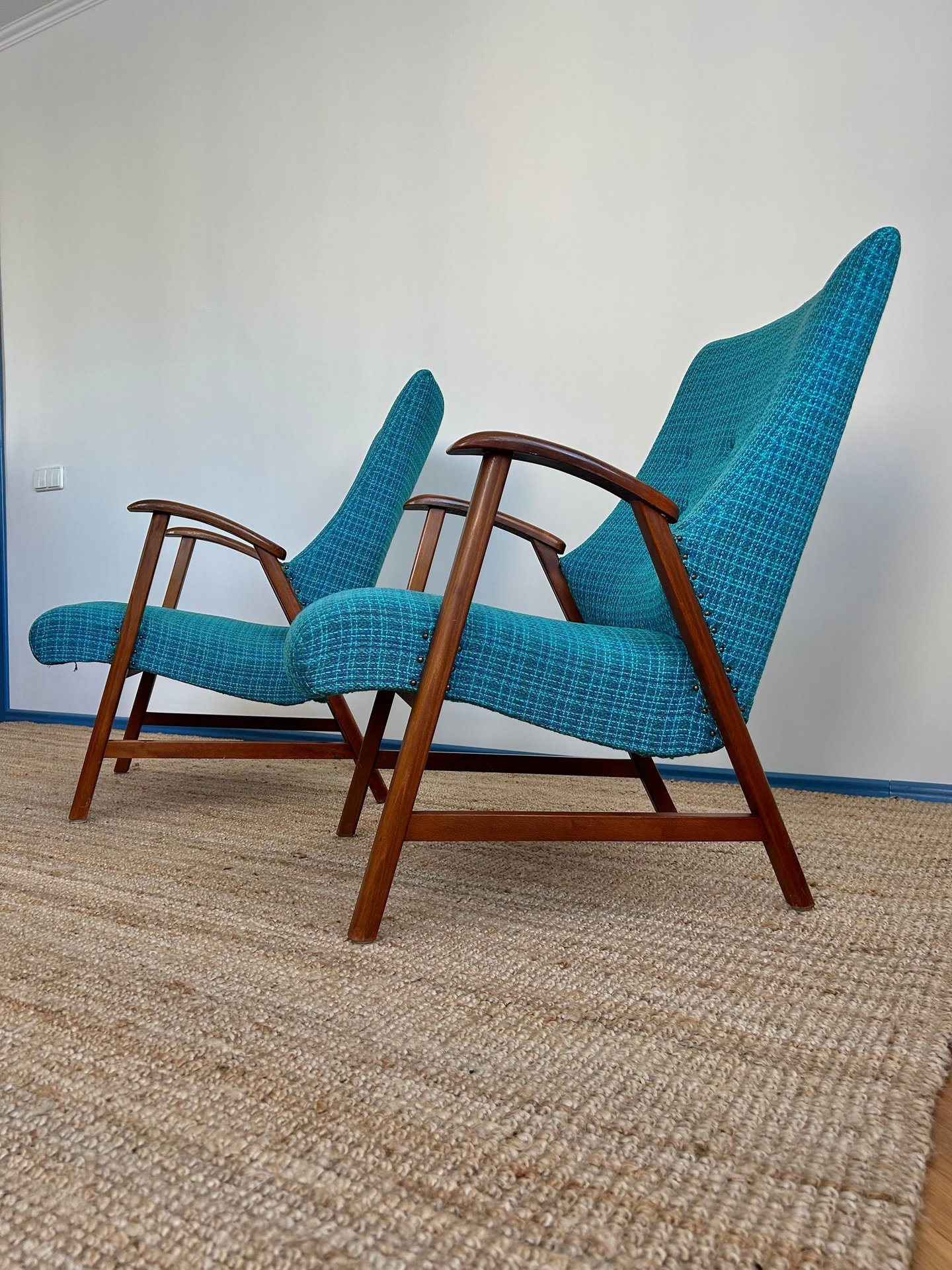 Du Mid Century melyno audinio foteliai