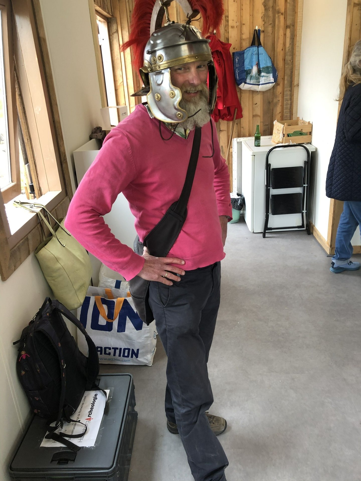 Foto van Gert Jacob die een Romeinse helm draagt
