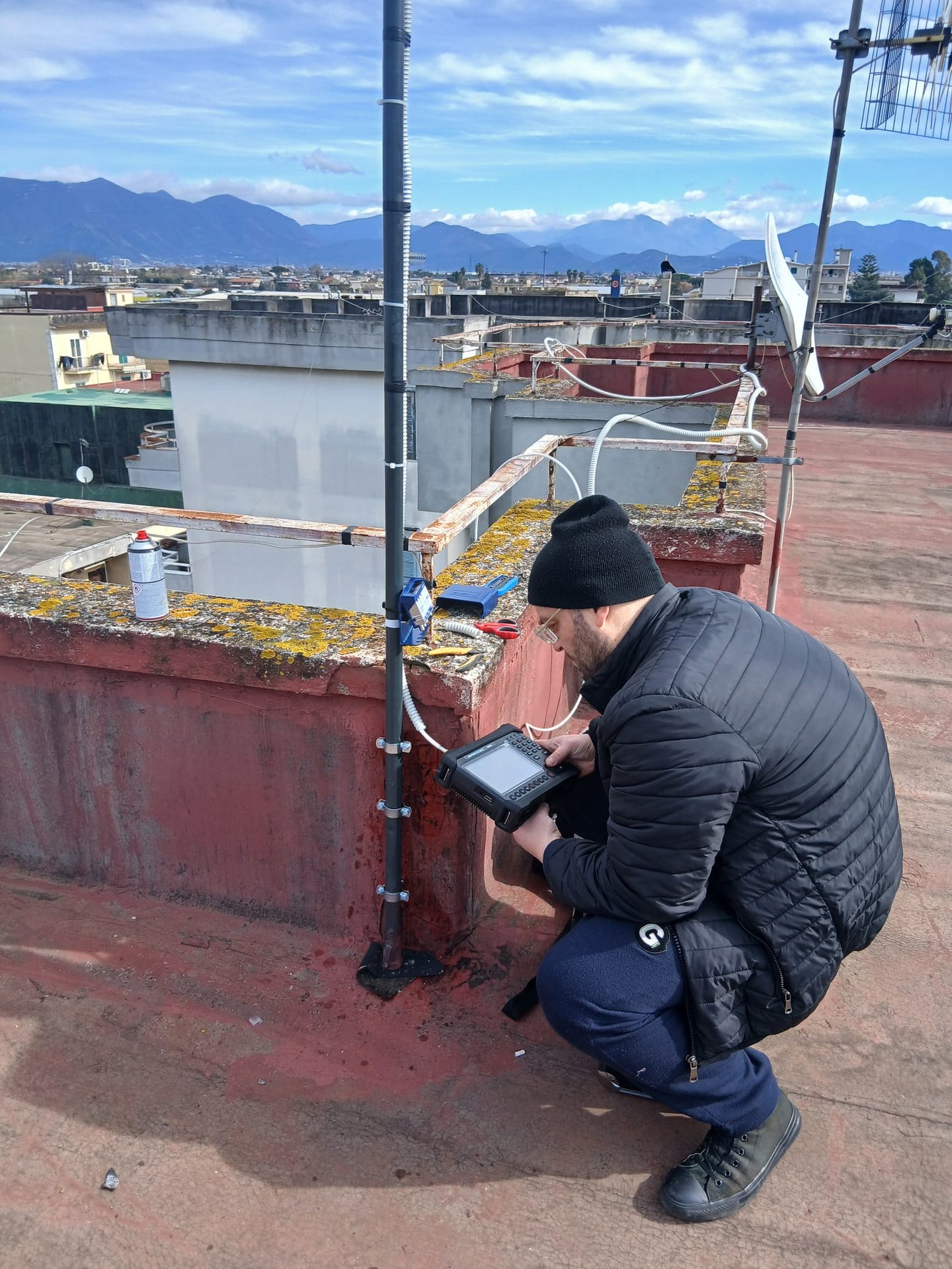 Tecnico specializzato New Digital Box puntamento Antenna su nuova Installazione Digitale Terrestre 