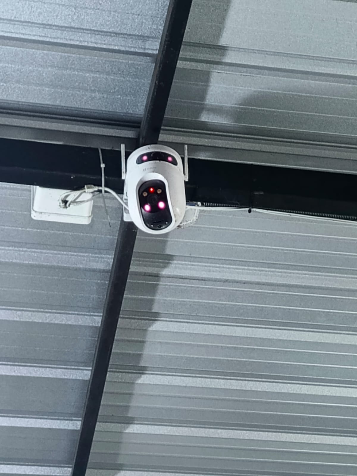 Sistema de videovigilancia 24/7 implementado para el resguardo de vehículos, instalaciones y procesos de trabajo.