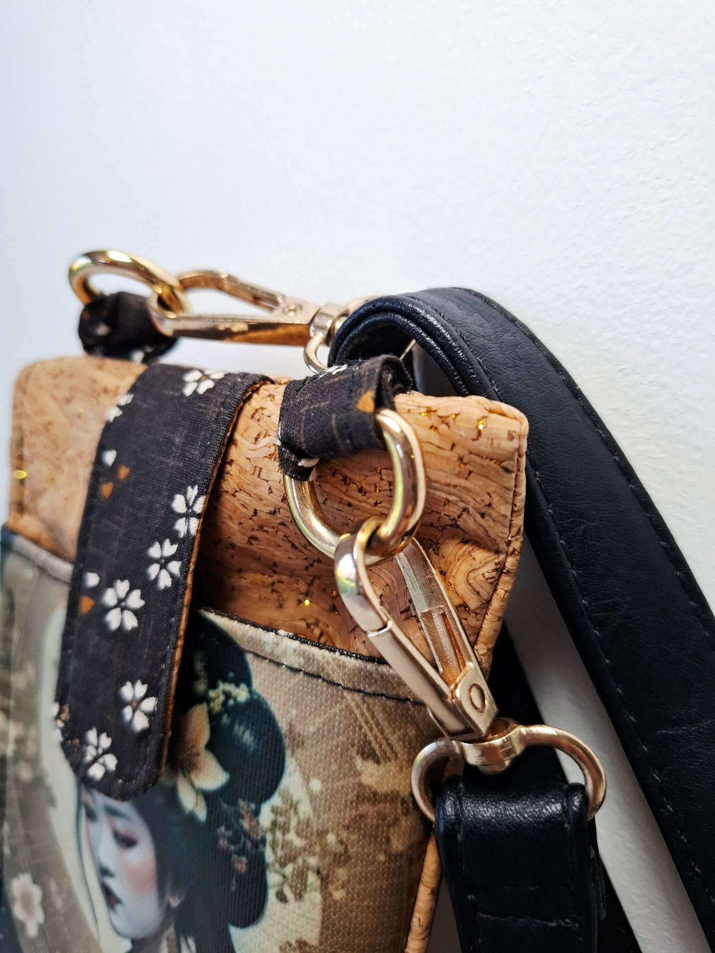 Sac bandoulière Japon pour smartphone et cartes en liège et couleur noir et or