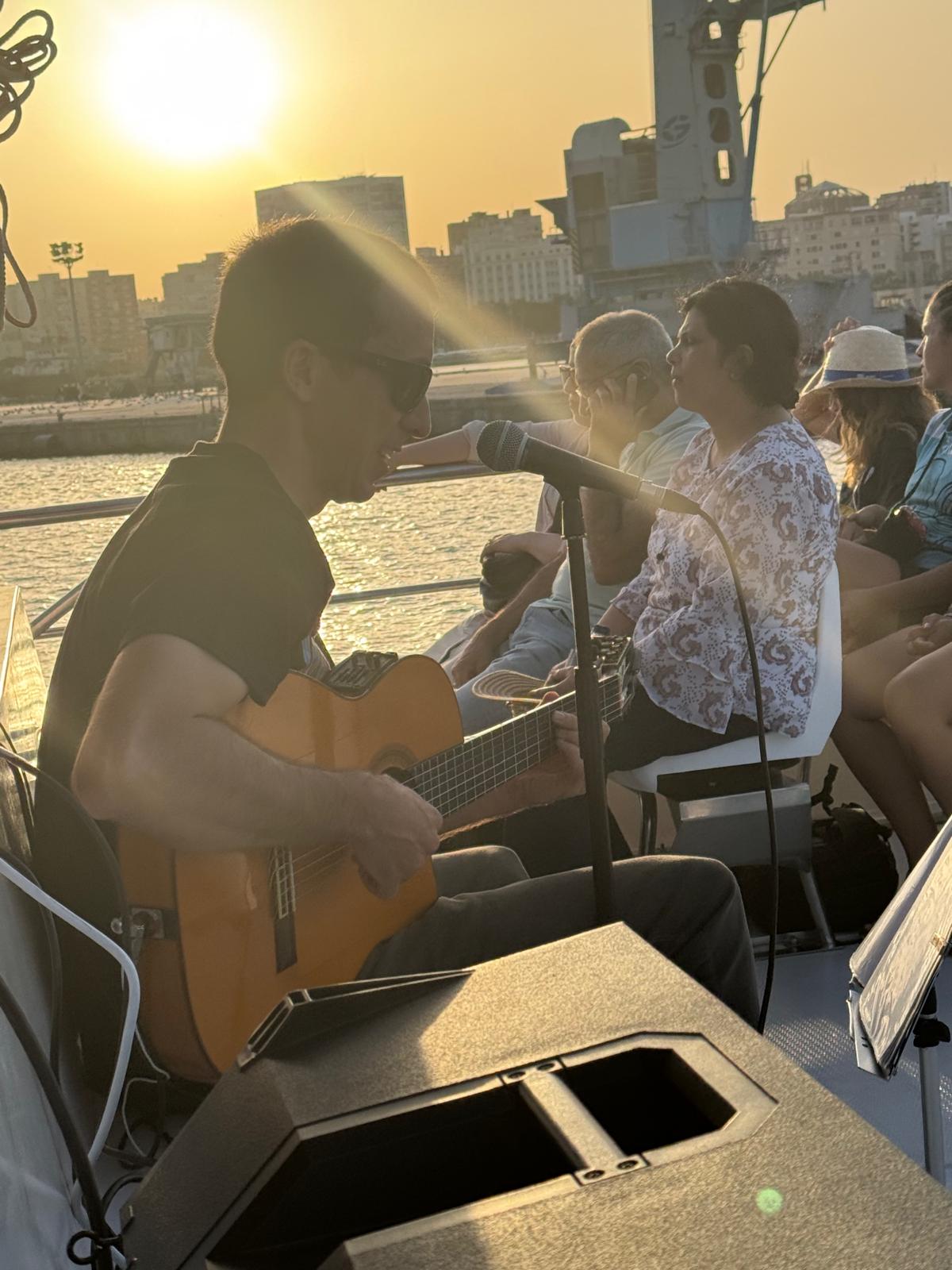 Paco Lomeña actuando en el barco turístico de Málaga.