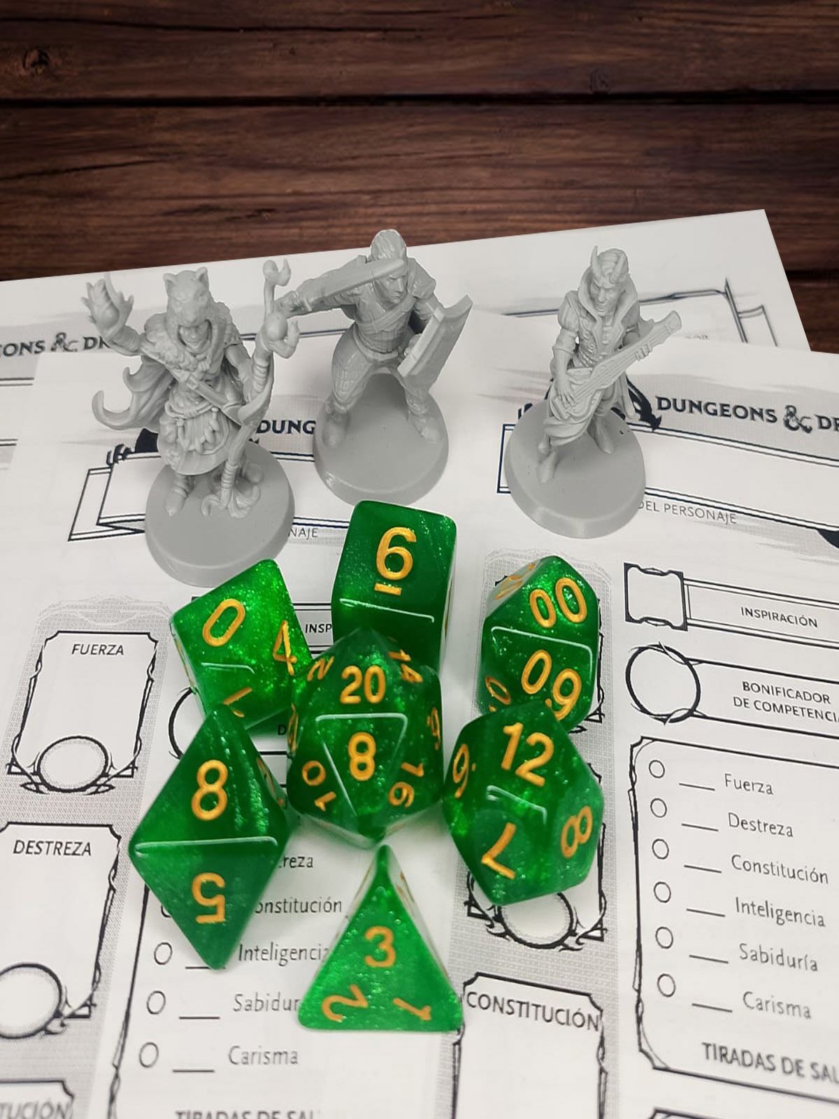 minifiguras y un set de dados sobre unas hojas de personaje de dungeons and dragons en una mesa 