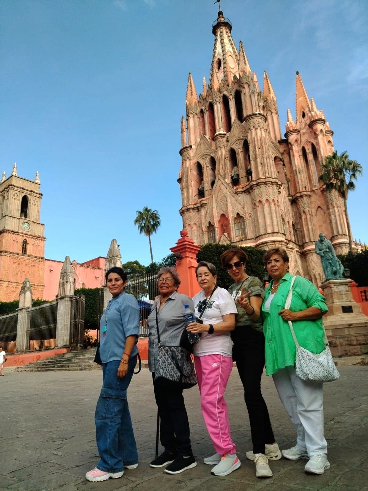 Familia disfrutando en San miguel de Allende frente a su iglesia