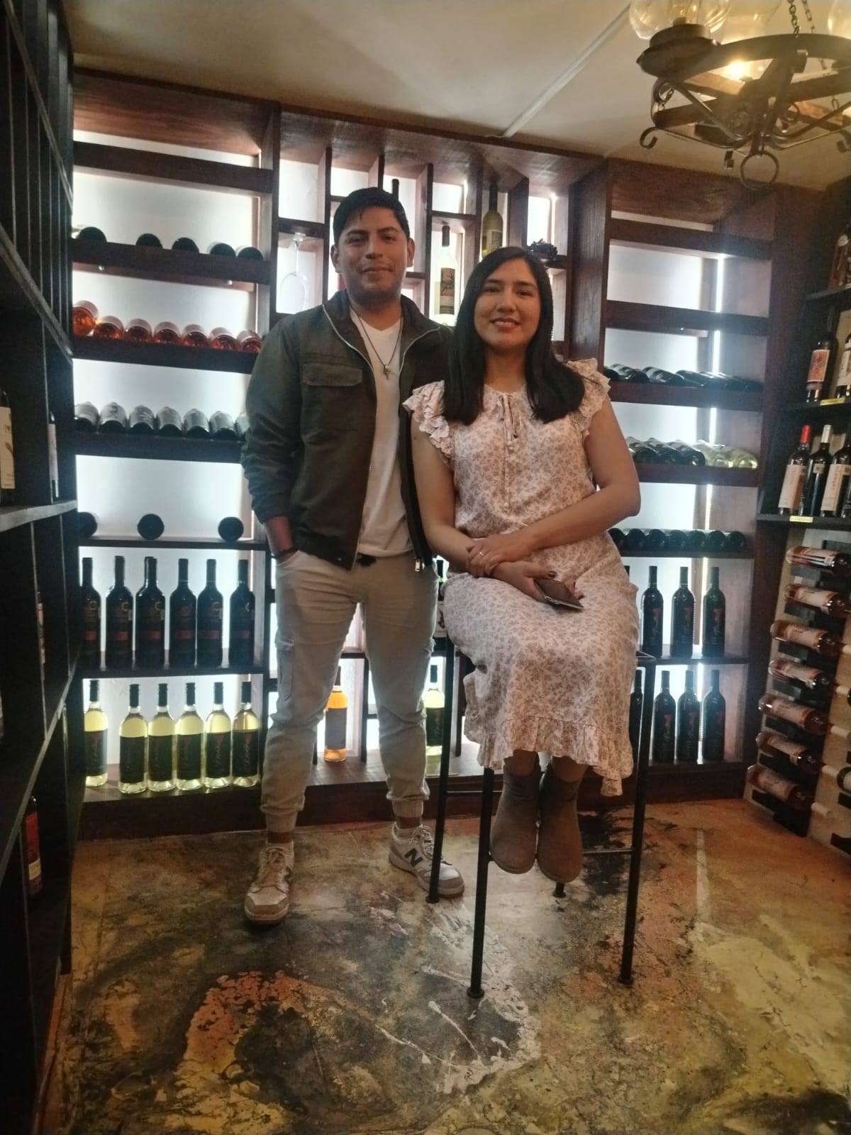 Pareja dusfrutando degustacion en tienda artesanal de vinos