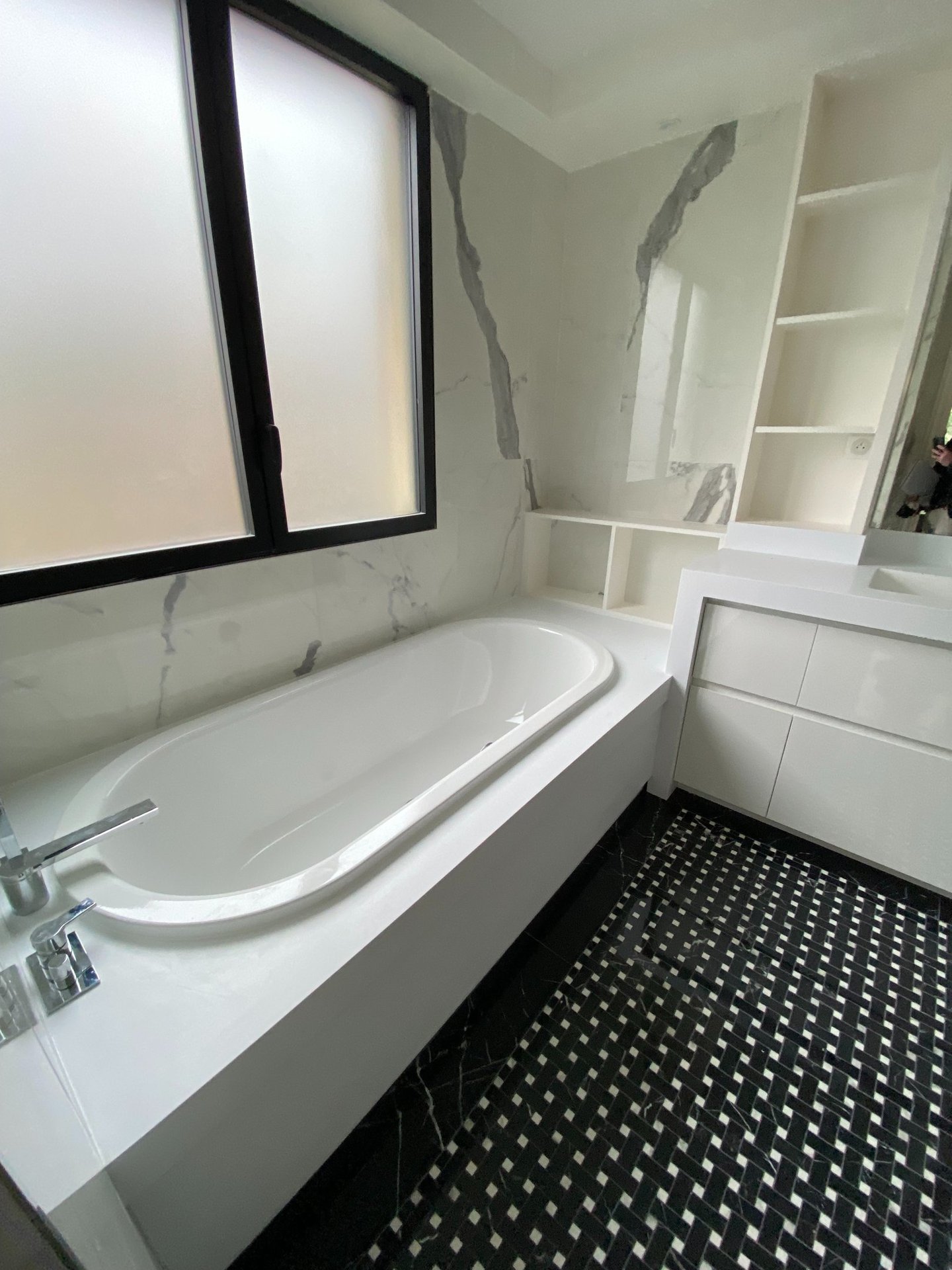 salle de bain moderne baignoire.