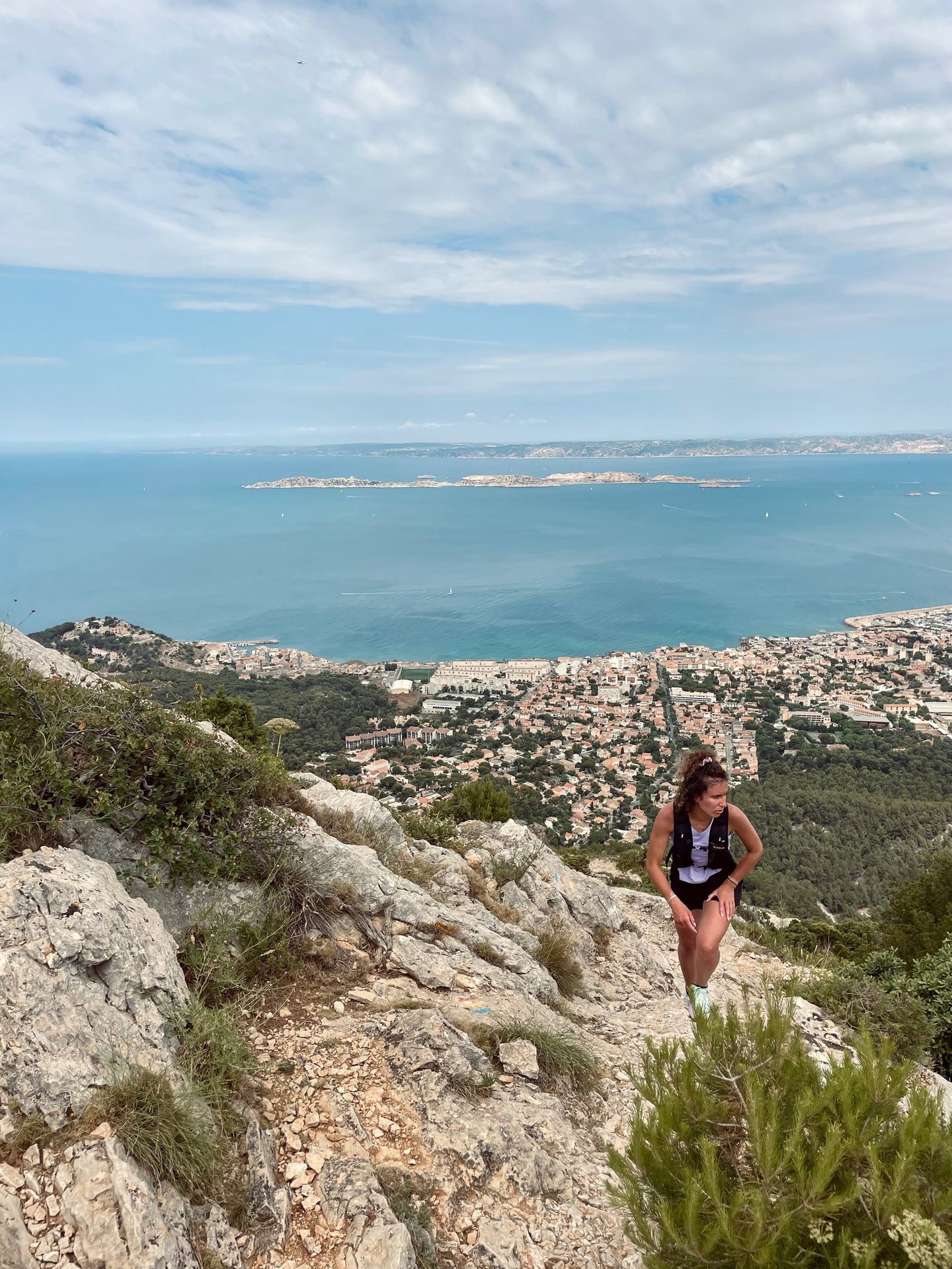 Trail en bord de mer avec vue sur Marseille – aventure outdoor avec TiSomé Outdoor