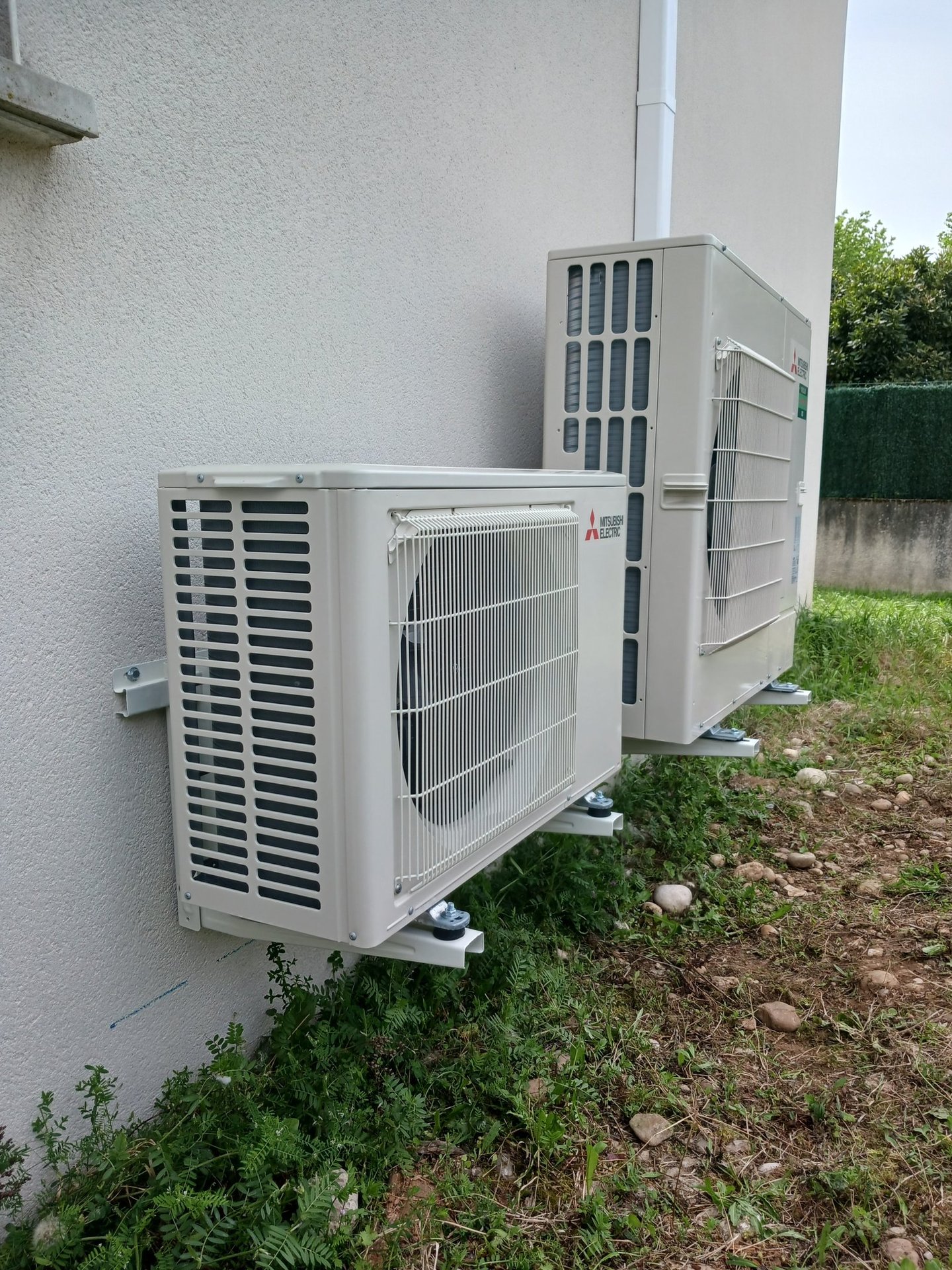 2 groupes extérieur de climatisation résidentielle