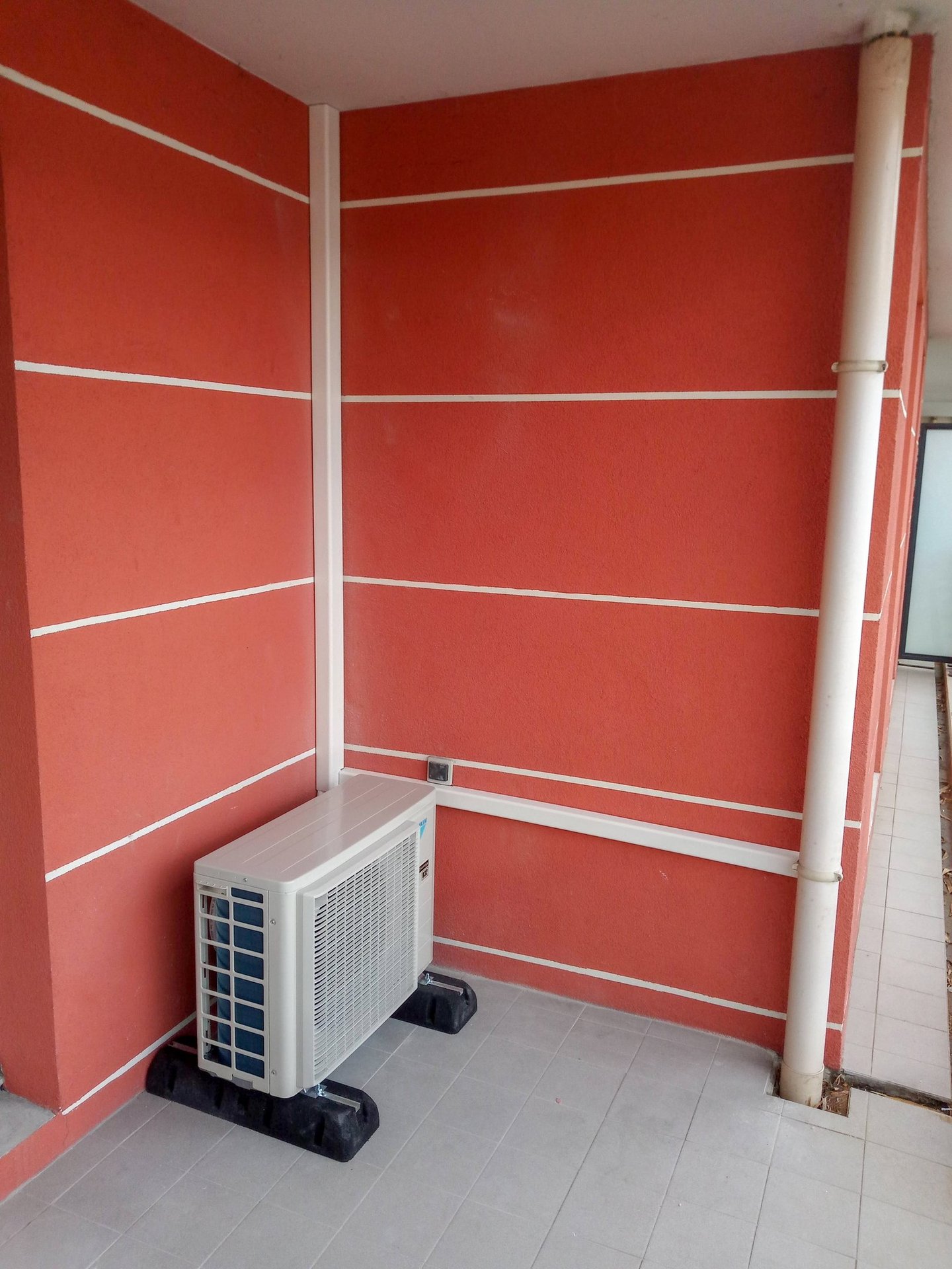 Groupe monosplit sur support Ruberfoot.