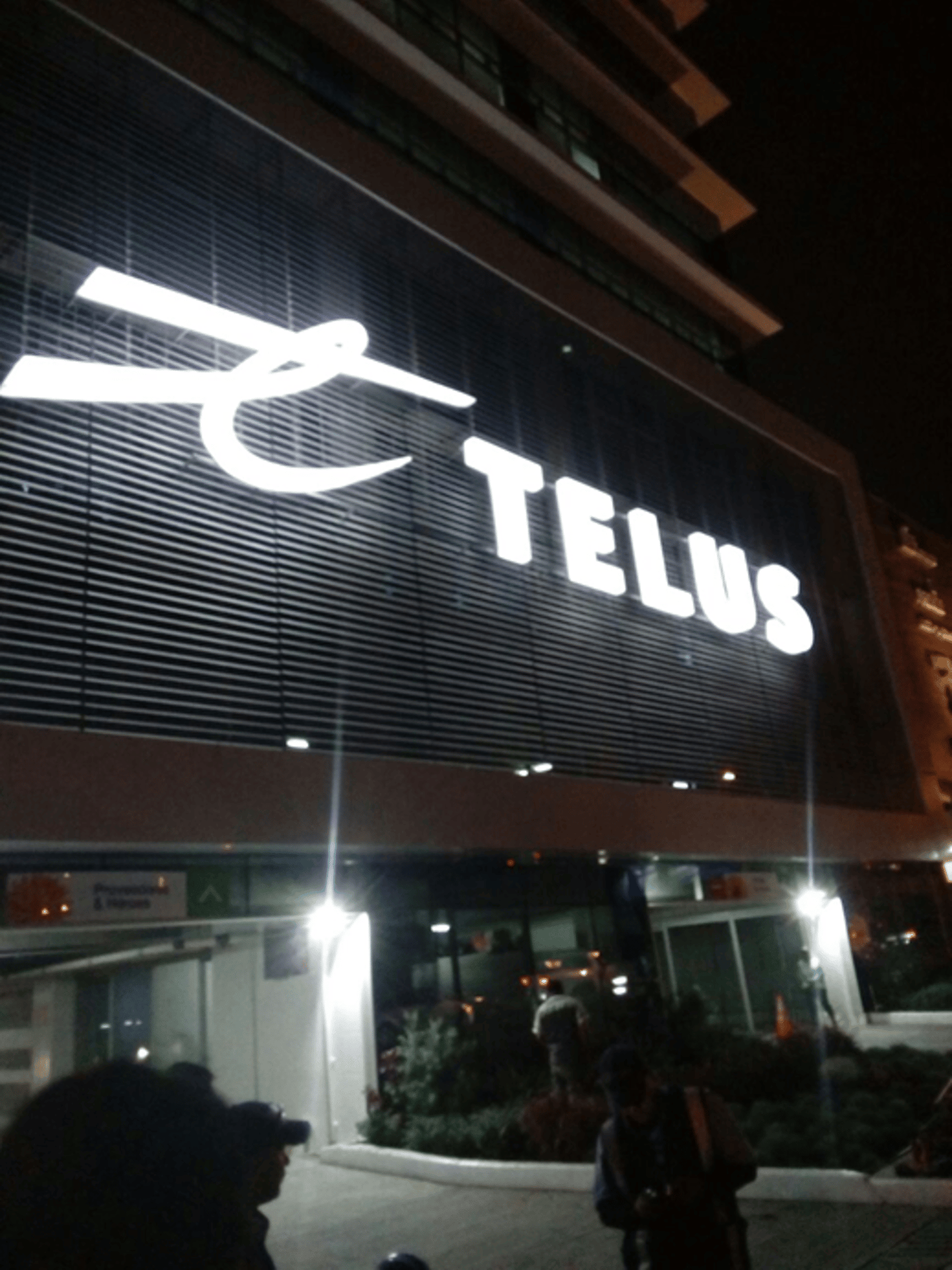 Letras Telus en acrílico lechoso 5mm con estructura. Led internos