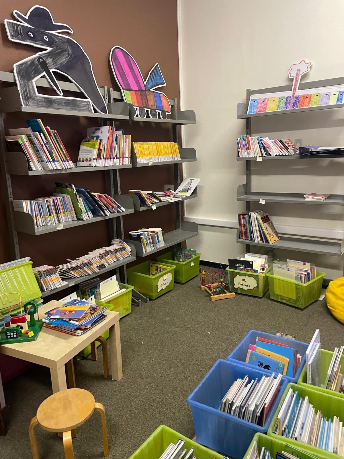 image représentant la jolie bibliothèque colorée de l'école