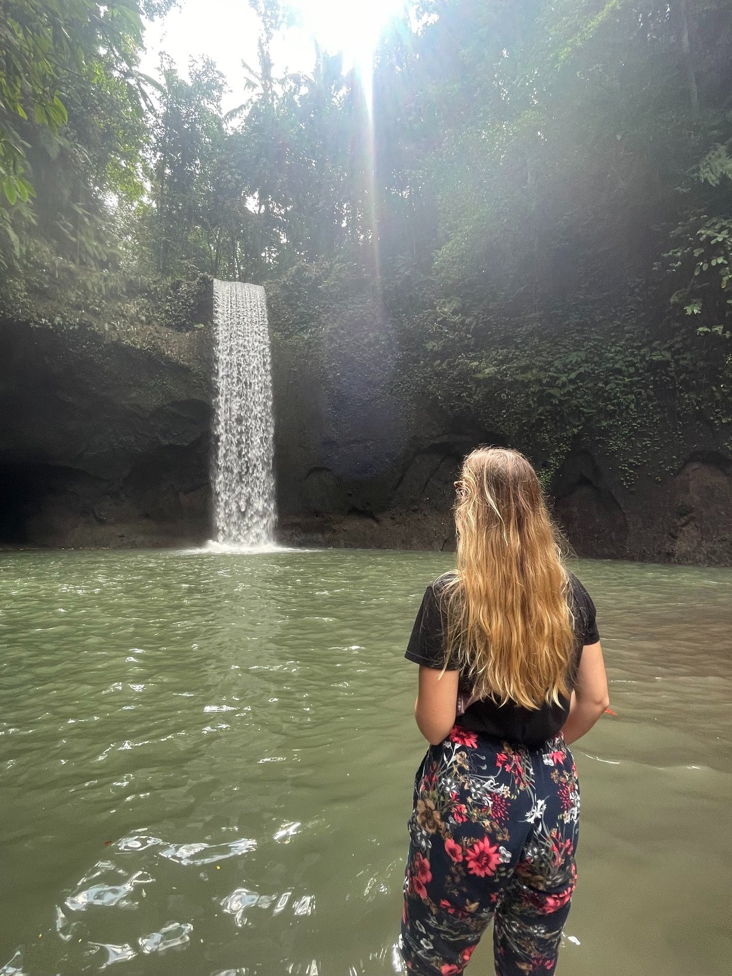 kobieta patrzy na wodospad
