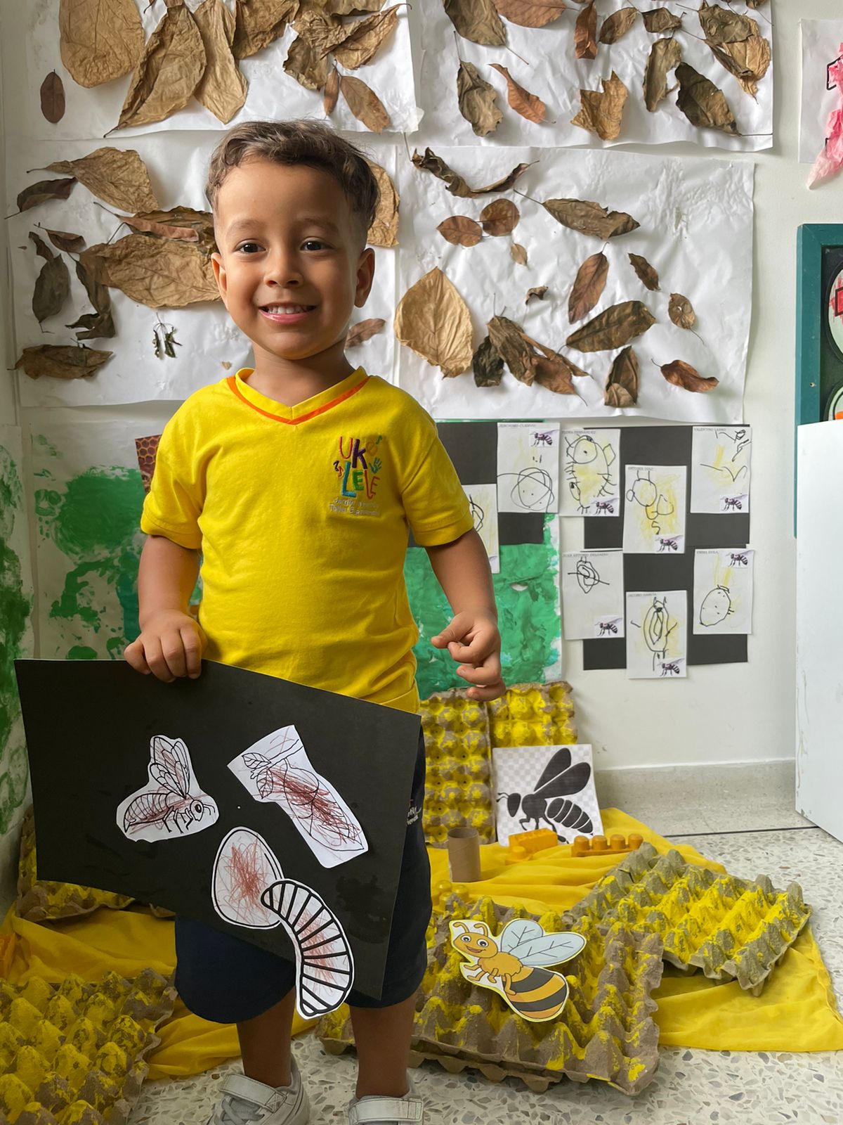 Niño mostrando proyectos en jardín infantil Ukelele