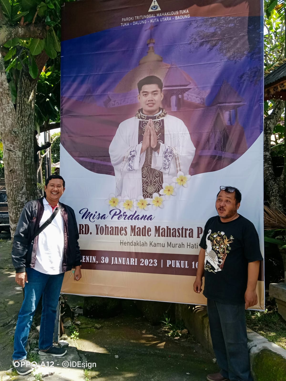 pemasangan spanduk persiapan misa perdana RD Made Yohan Mahastra