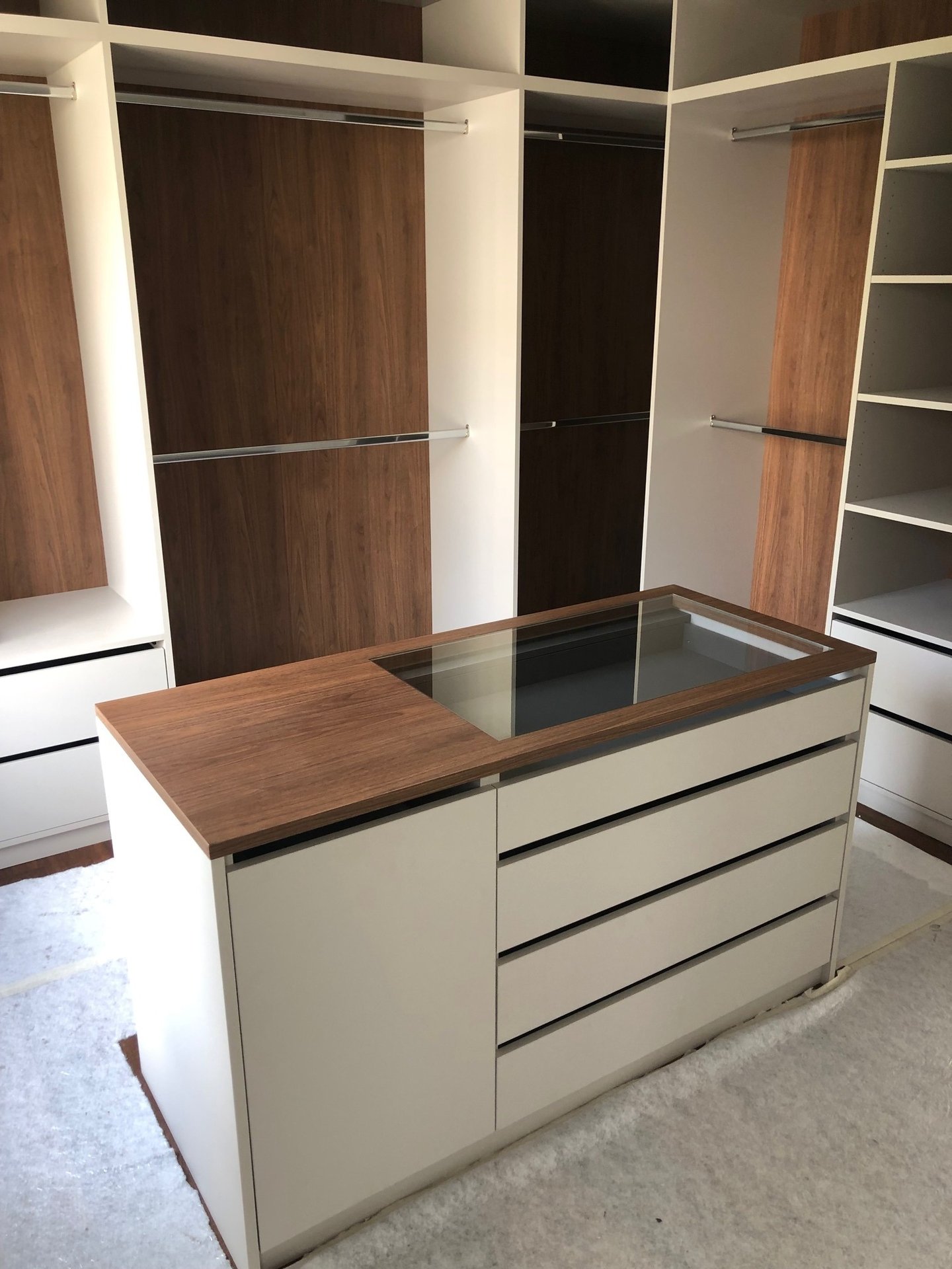 meuble ilot sur mesure pour le rangement des bijoux avec surface vitrée
