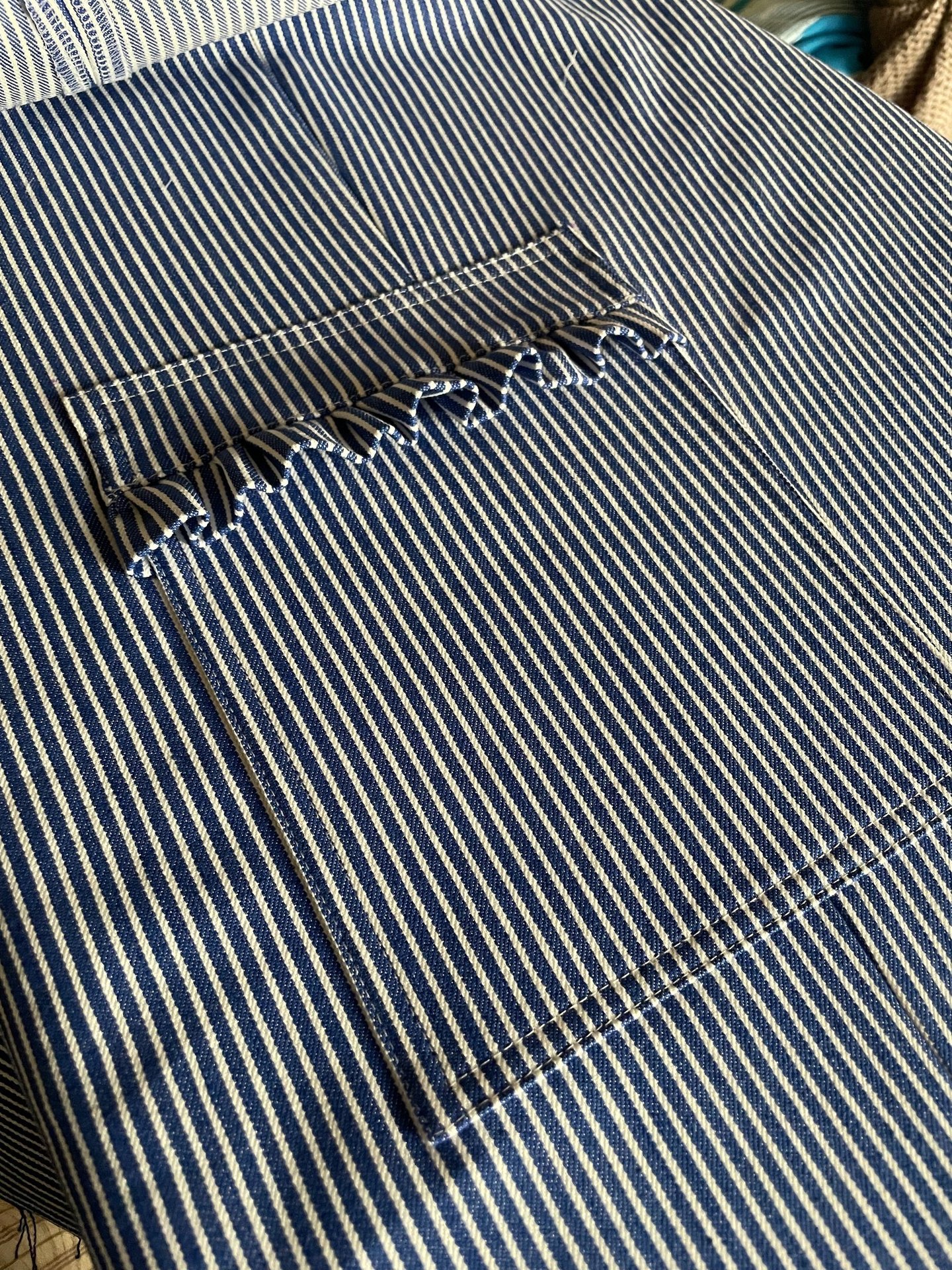 lomme på skrædder overall i blå og hvid stribet denim med frynser