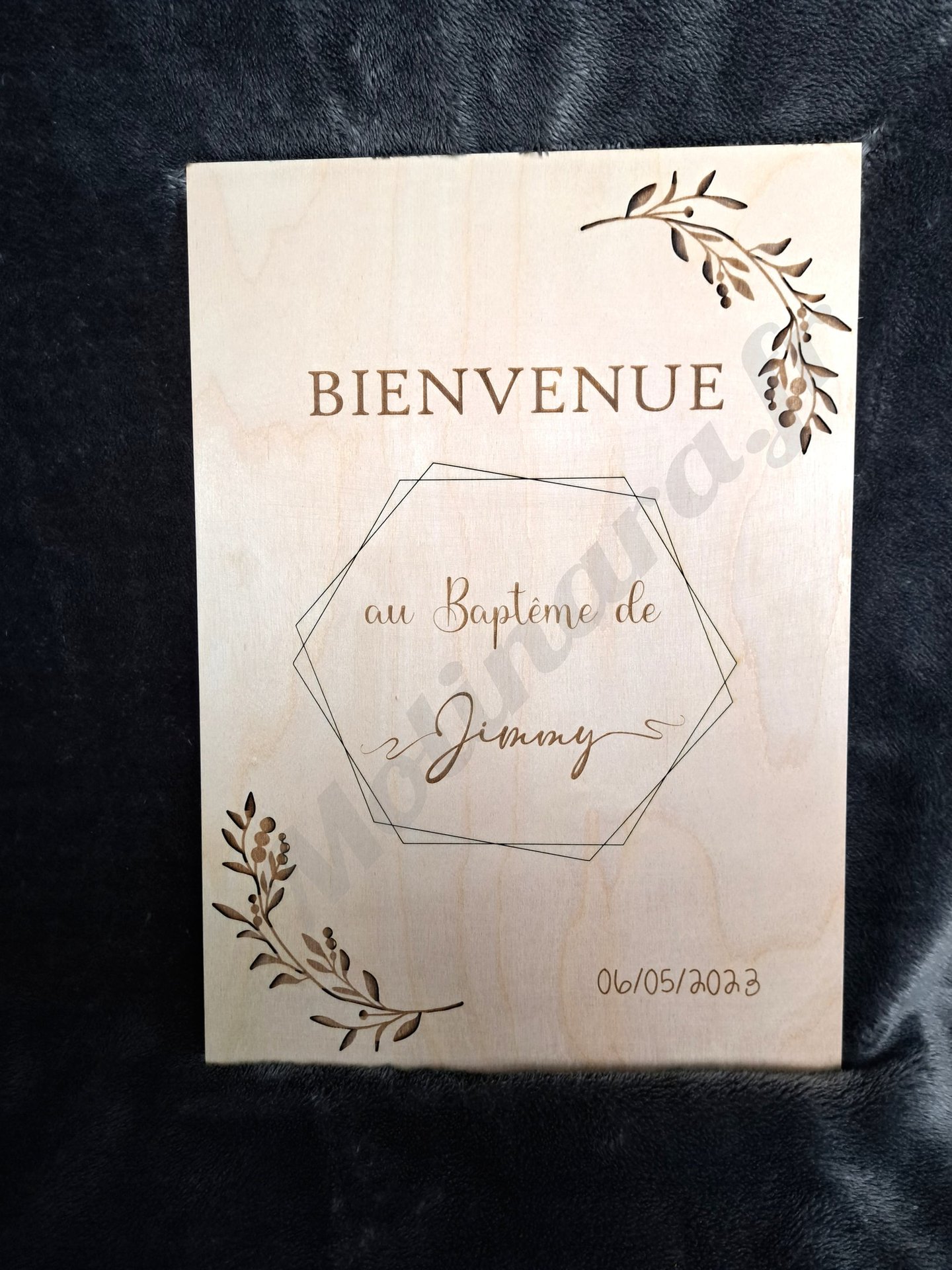 Panneau de bienvenue en bois présentant un évènement