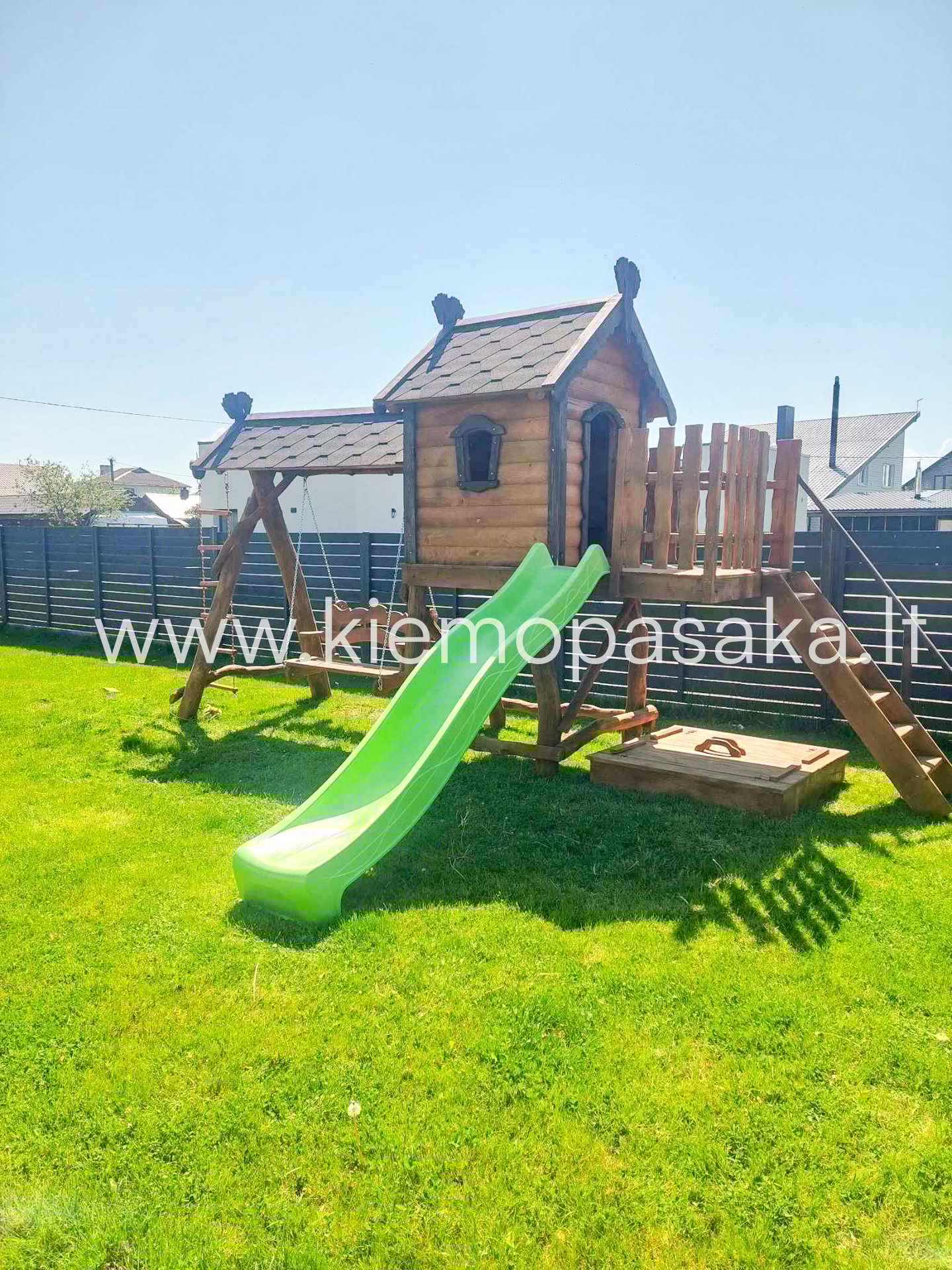 medinė supynė su nameliu